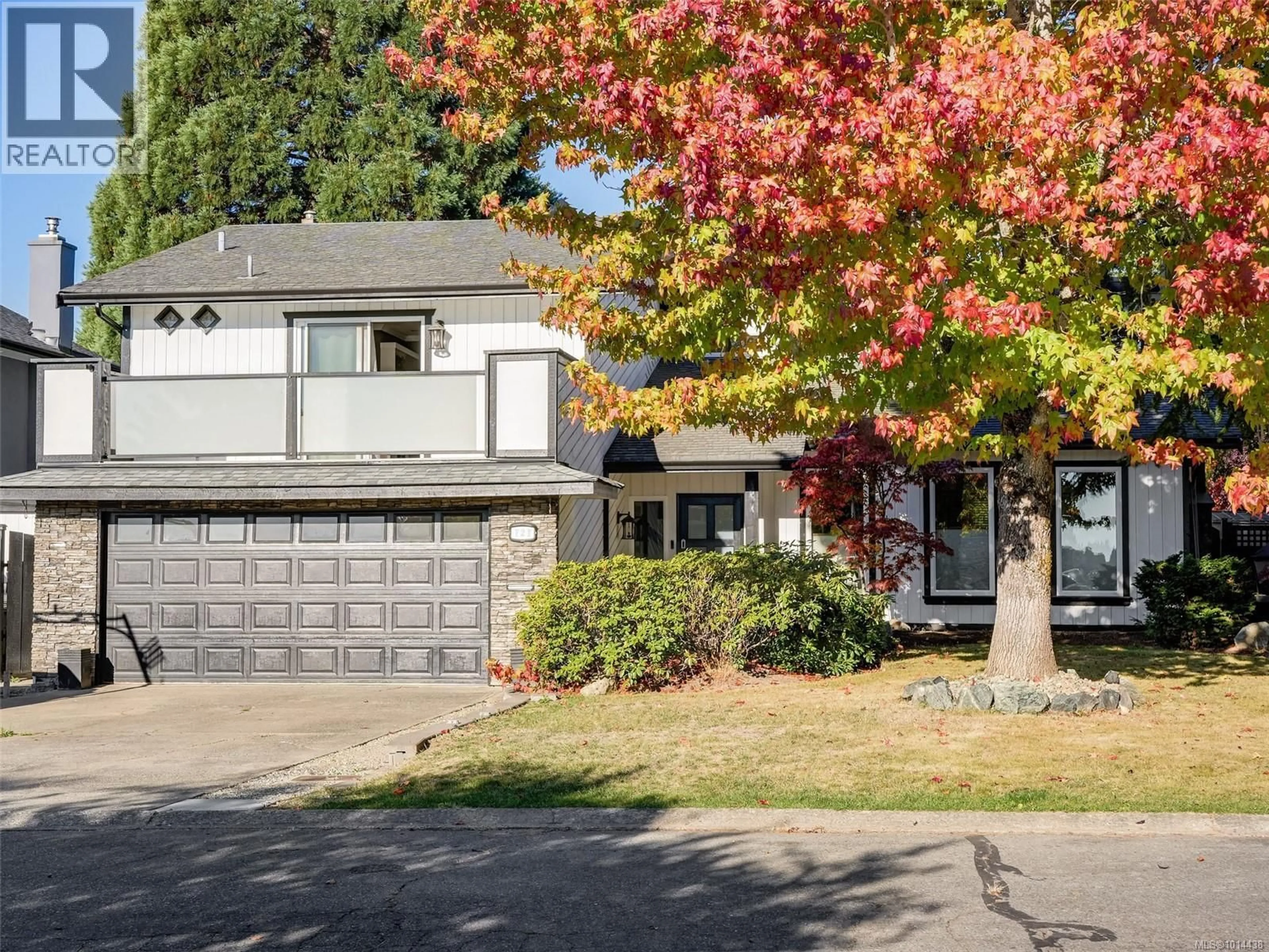 Home with vinyl exterior material, street for 727 PASKIN WAY, Saanich British Columbia V8Z6N4