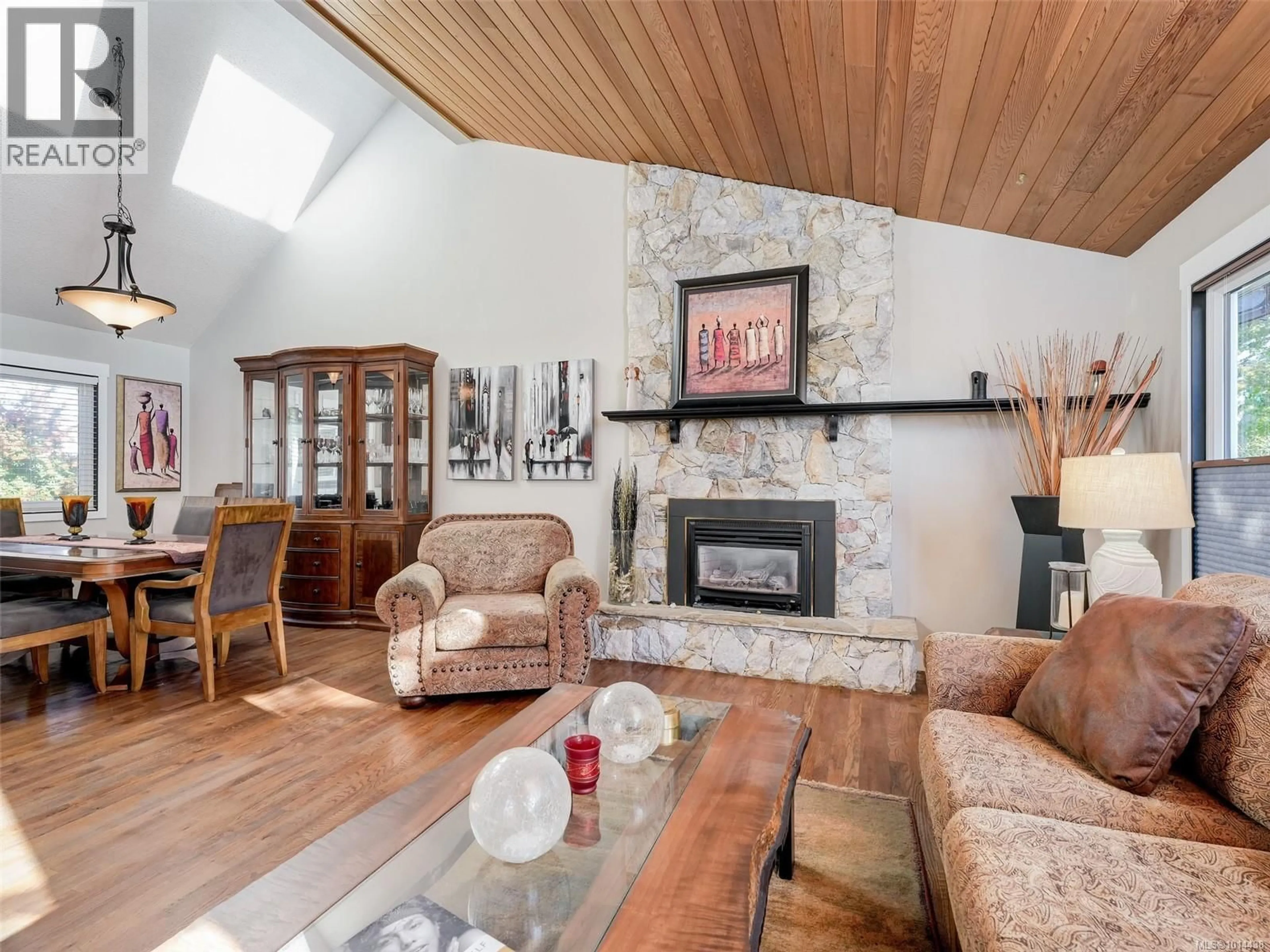 Living room with furniture, wood/laminate floor for 727 PASKIN WAY, Saanich British Columbia V8Z6N4