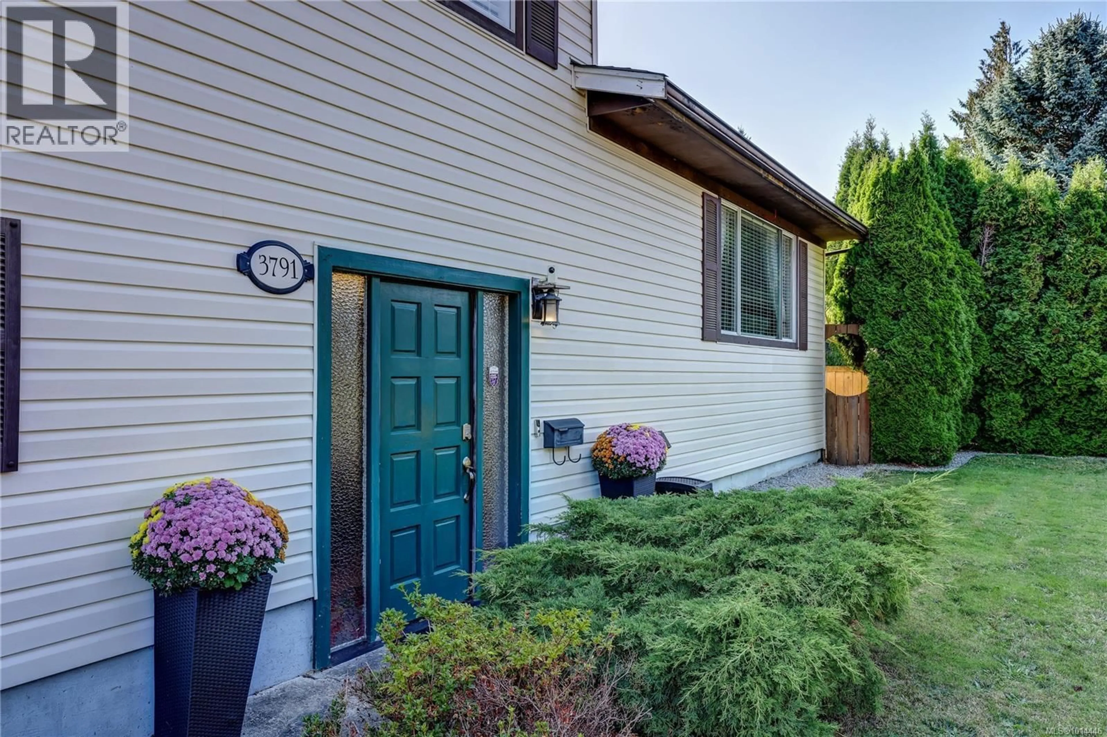 Home with vinyl exterior material, street for 3791 UPLANDS DRIVE, Nanaimo British Columbia V9T2T9