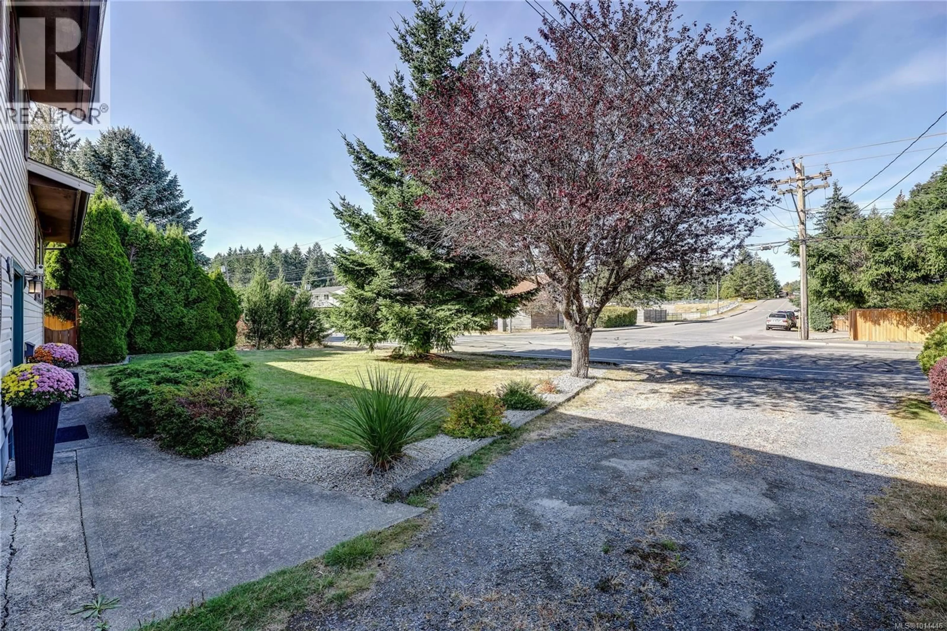 A pic from outside/outdoor area/front of a property/back of a property/a pic from drone, unknown for 3791 UPLANDS DRIVE, Nanaimo British Columbia V9T2T9
