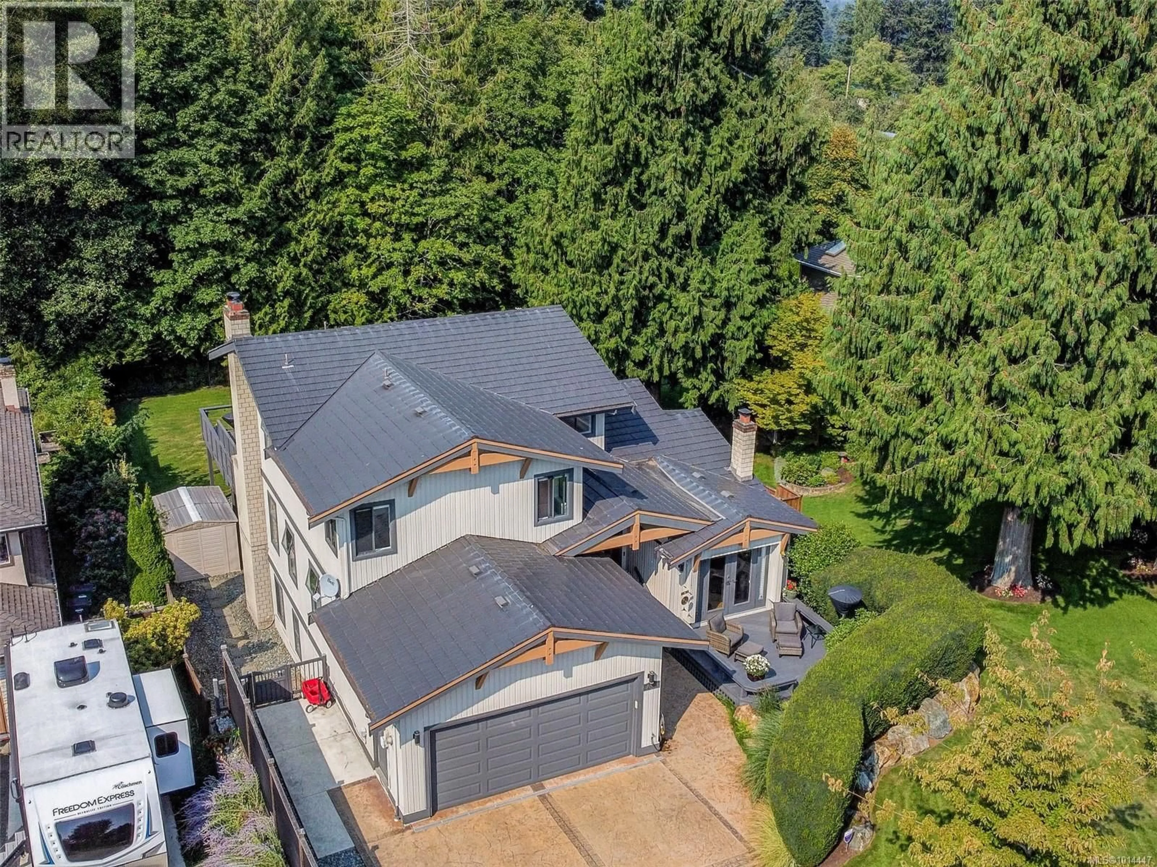 A pic from outside/outdoor area/front of a property/back of a property/a pic from drone, street for 764 WESTBURY ROAD, Saanich British Columbia V8Y1G8