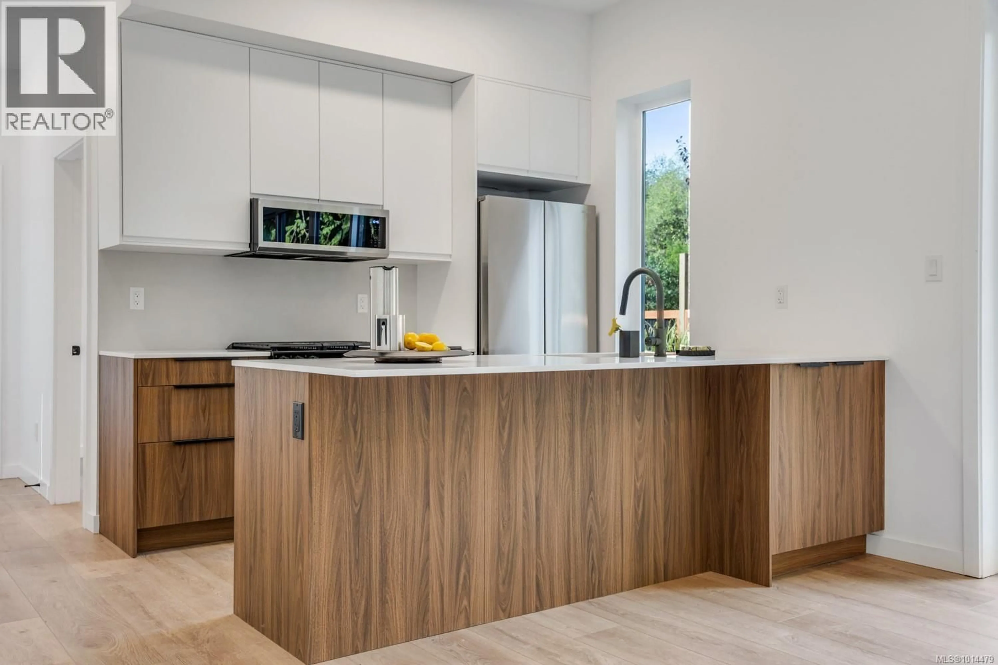 Contemporary kitchen, wood/laminate floor for 1917 CUMBERLAND ROAD, Courtenay British Columbia V9N2G1