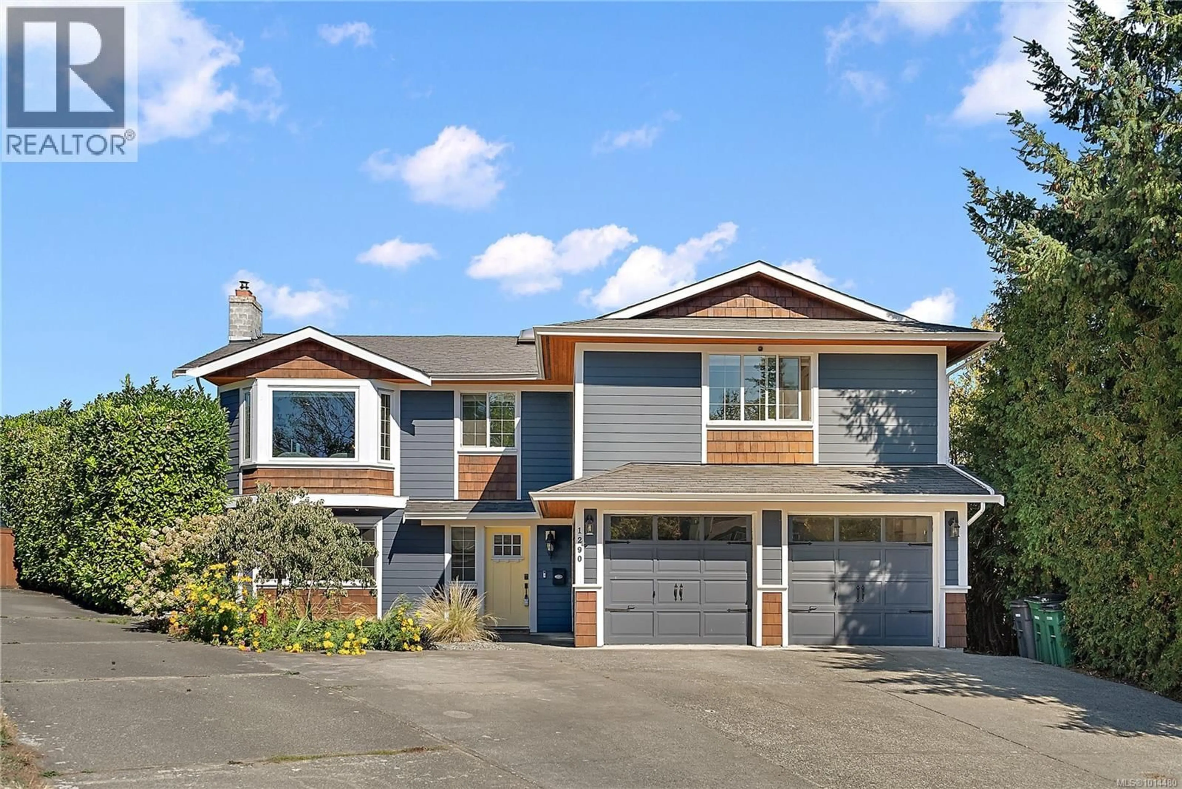 Home with vinyl exterior material, street for 1290 LIDGATE COURT, Saanich British Columbia L1L1L1