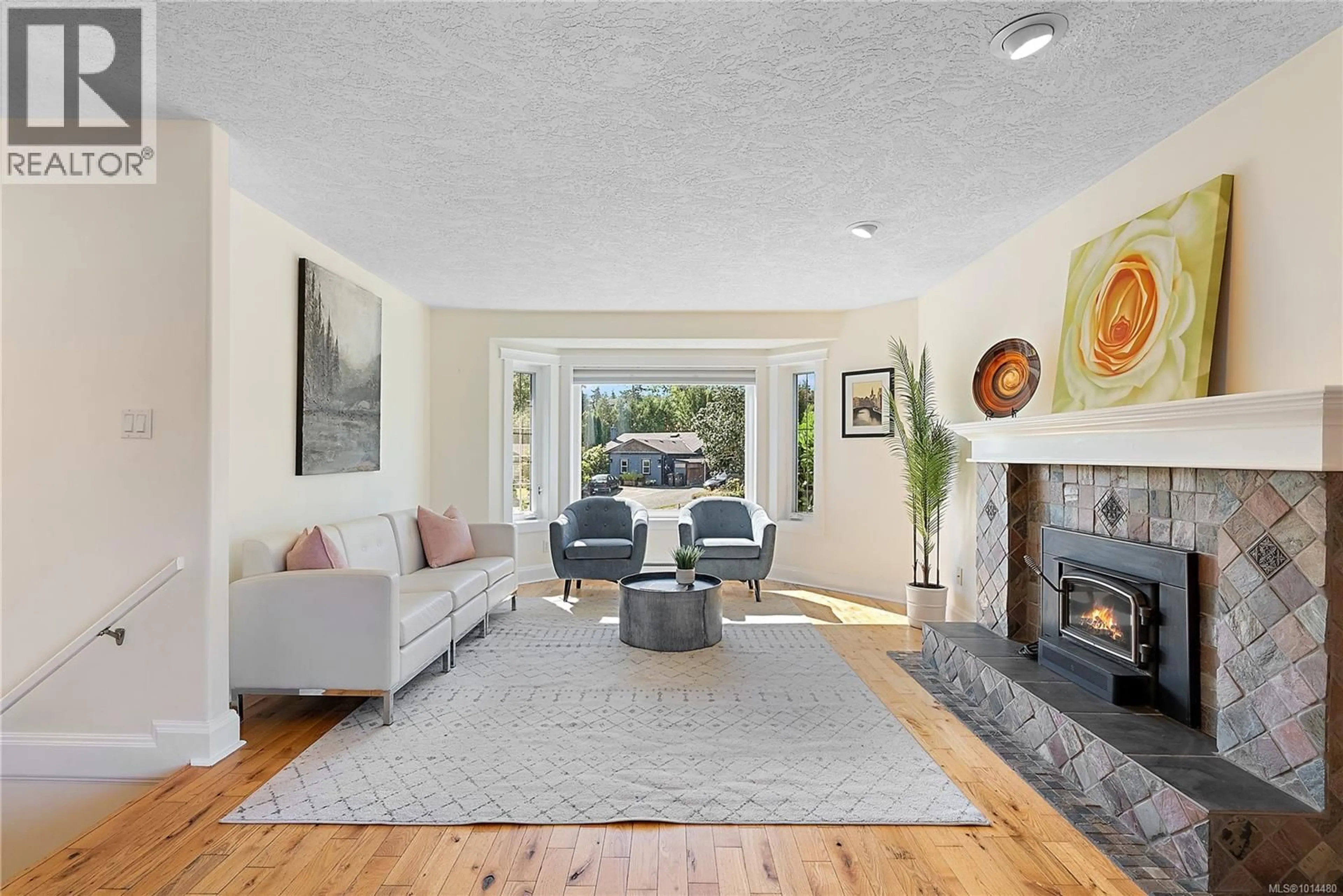 Living room with furniture, unknown for 1290 LIDGATE COURT, Saanich British Columbia L1L1L1