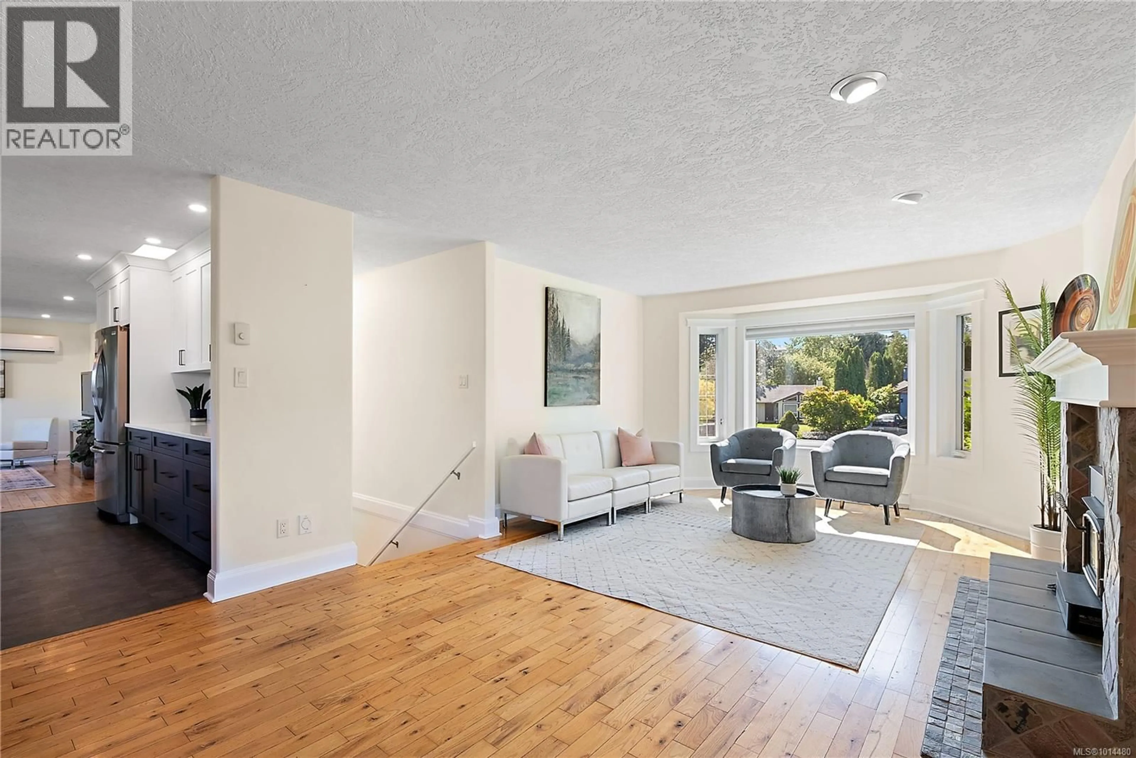 Living room with furniture, unknown for 1290 LIDGATE COURT, Saanich British Columbia L1L1L1