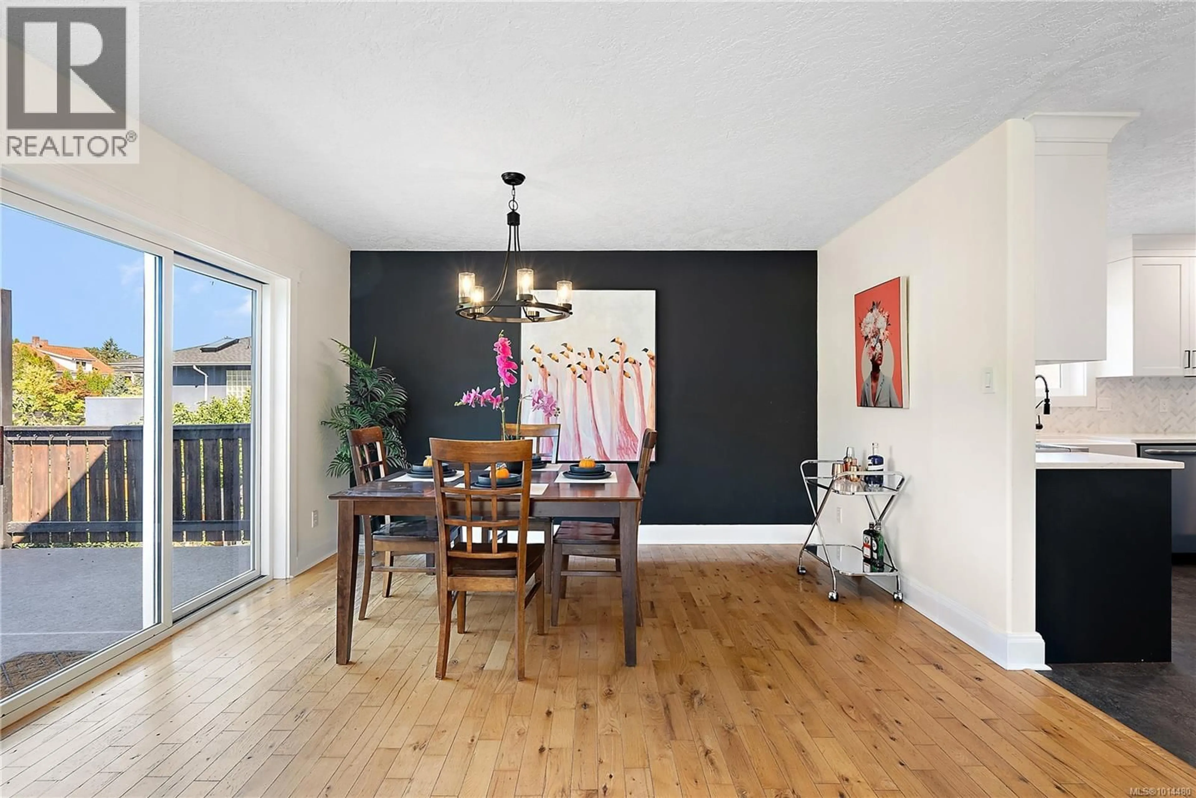 Dining room, wood/laminate floor for 1290 LIDGATE COURT, Saanich British Columbia L1L1L1