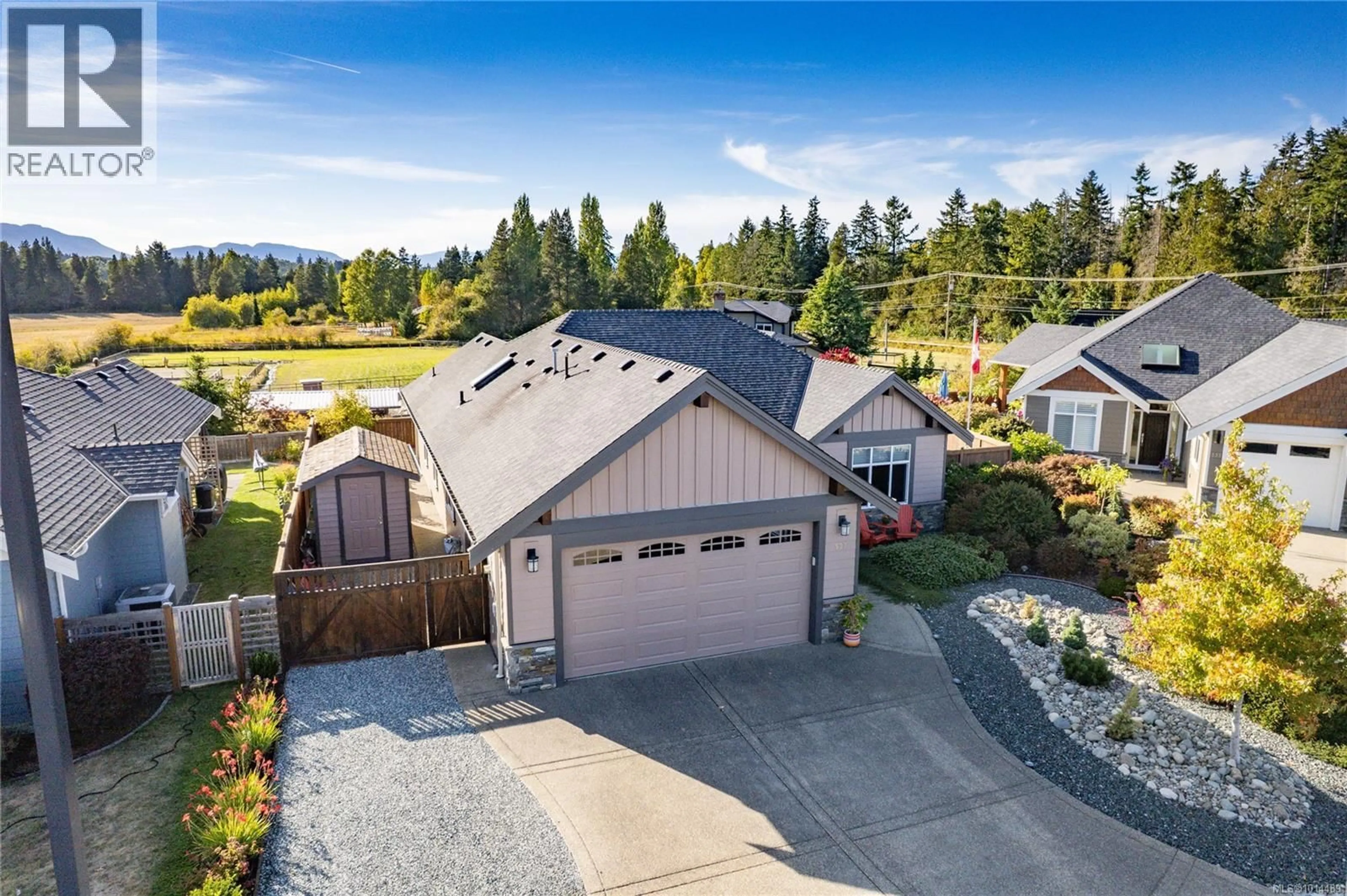 A pic from outside/outdoor area/front of a property/back of a property/a pic from drone, mountain view for 527 RIDGEFIELD DRIVE, Parksville British Columbia V9P0E2