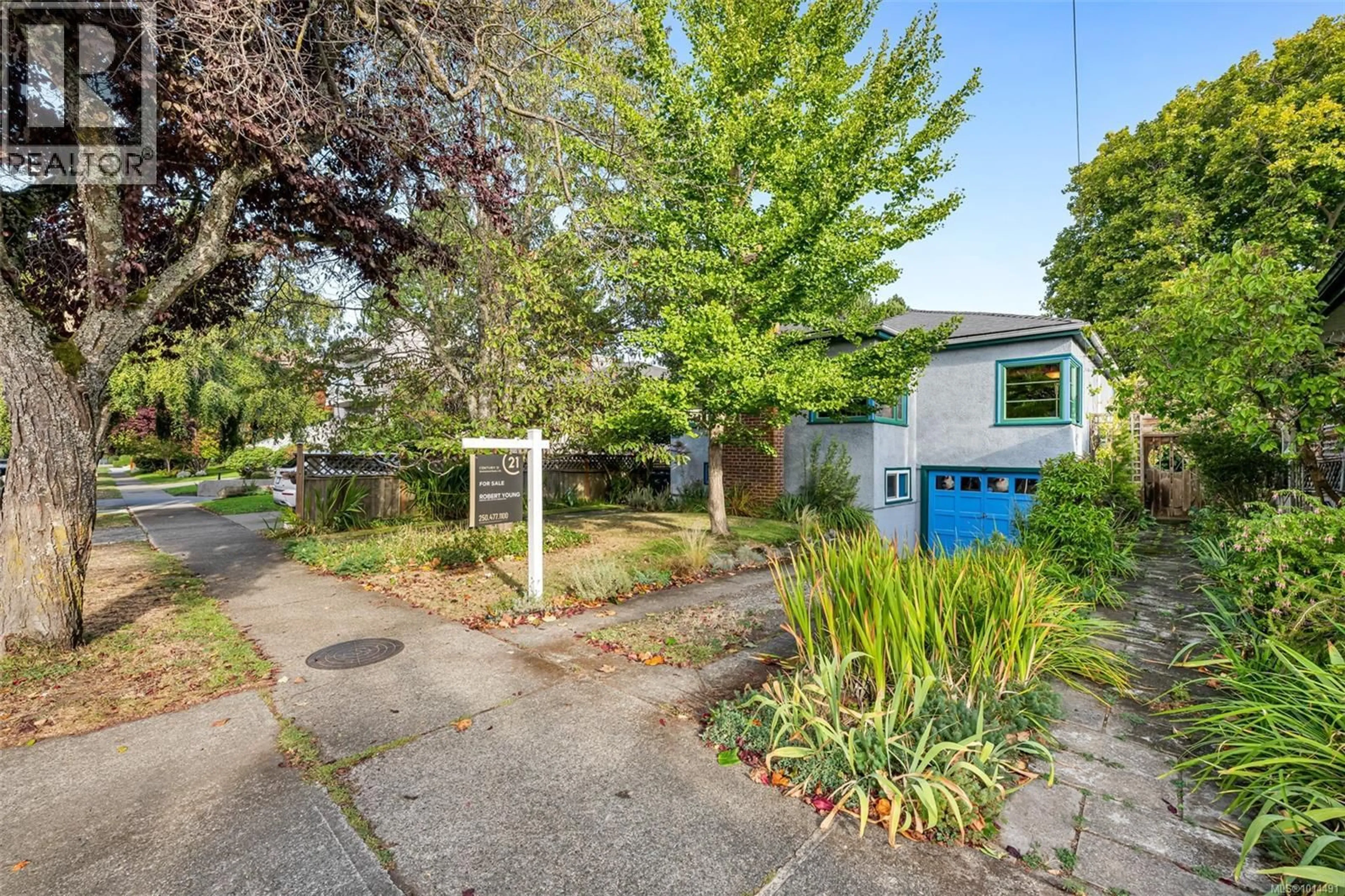 A pic from outside/outdoor area/front of a property/back of a property/a pic from drone, street for 1166 BURDETT AVENUE, Victoria British Columbia V8V3H2