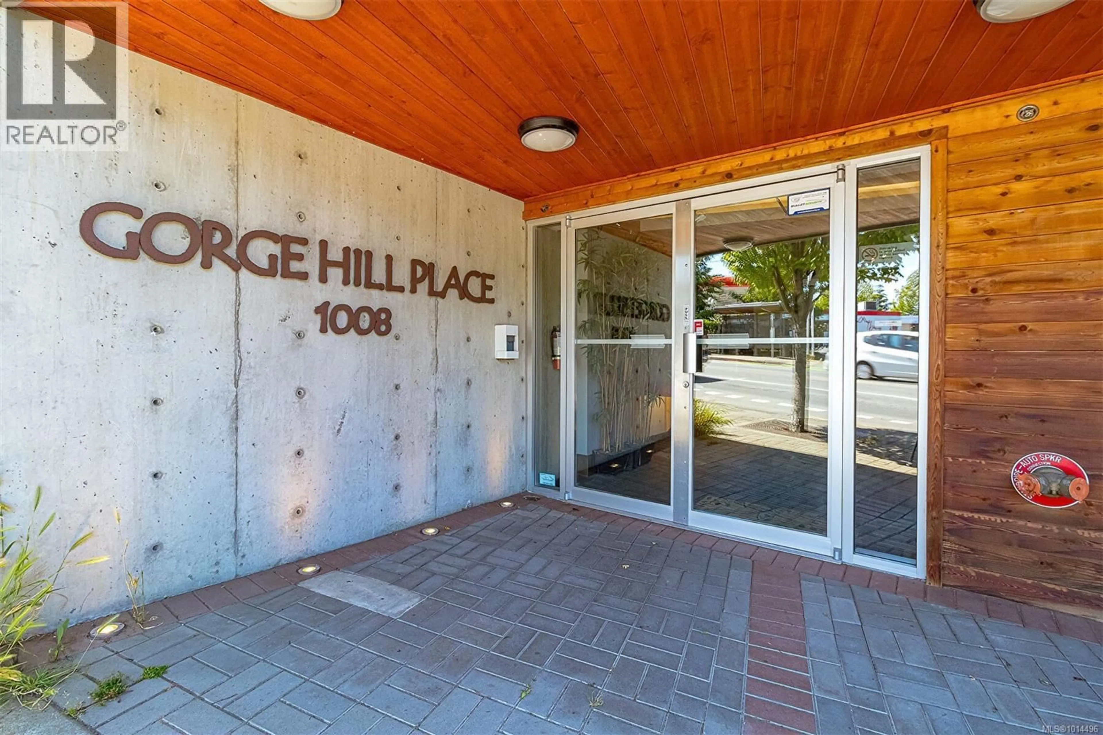 Indoor foyer for 201 - 1008 TILLICUM ROAD, Esquimalt British Columbia V9A1Z8