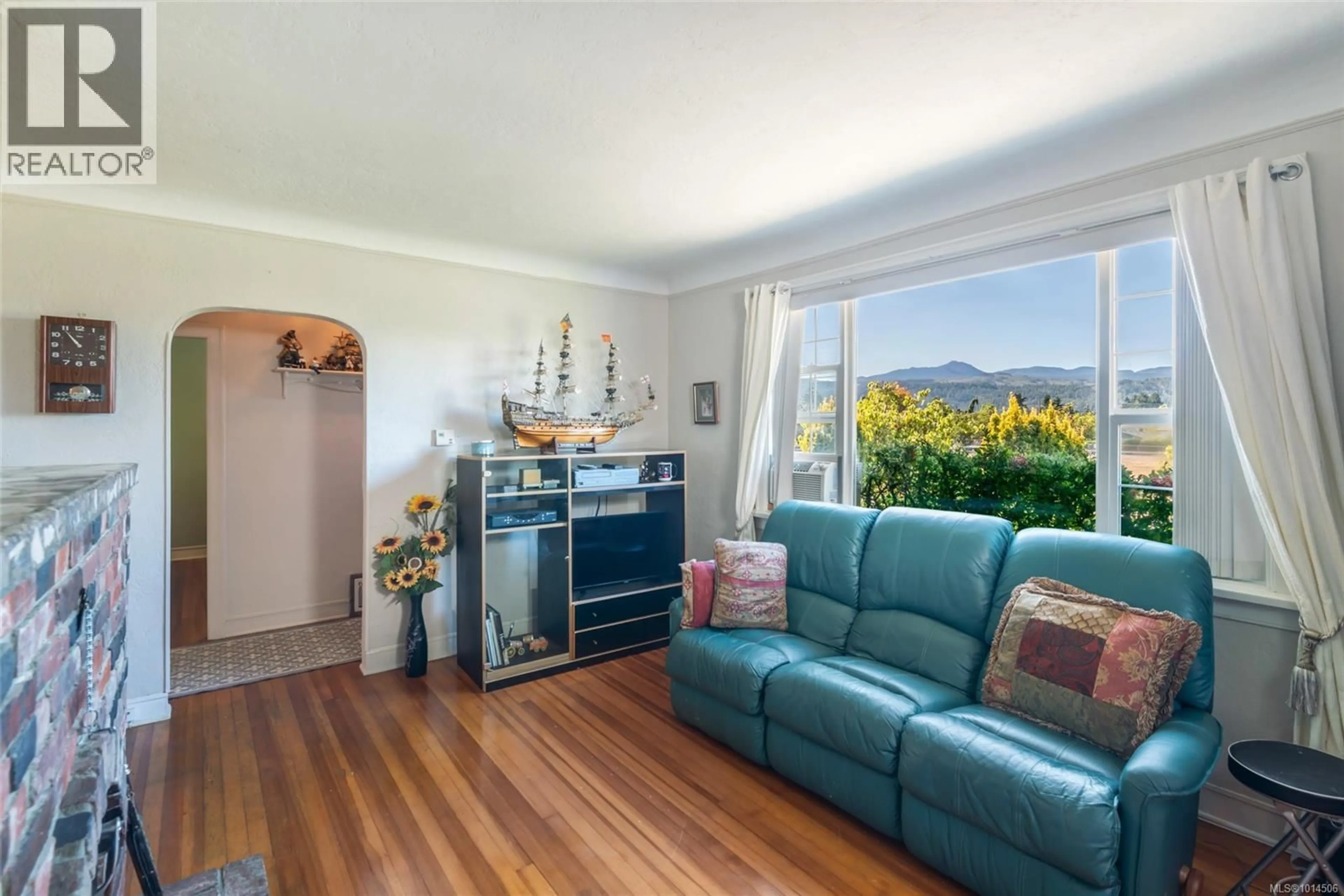 Living room with furniture, wood/laminate floor for 3931 9TH AVENUE, Port Alberni British Columbia V9Y4V1