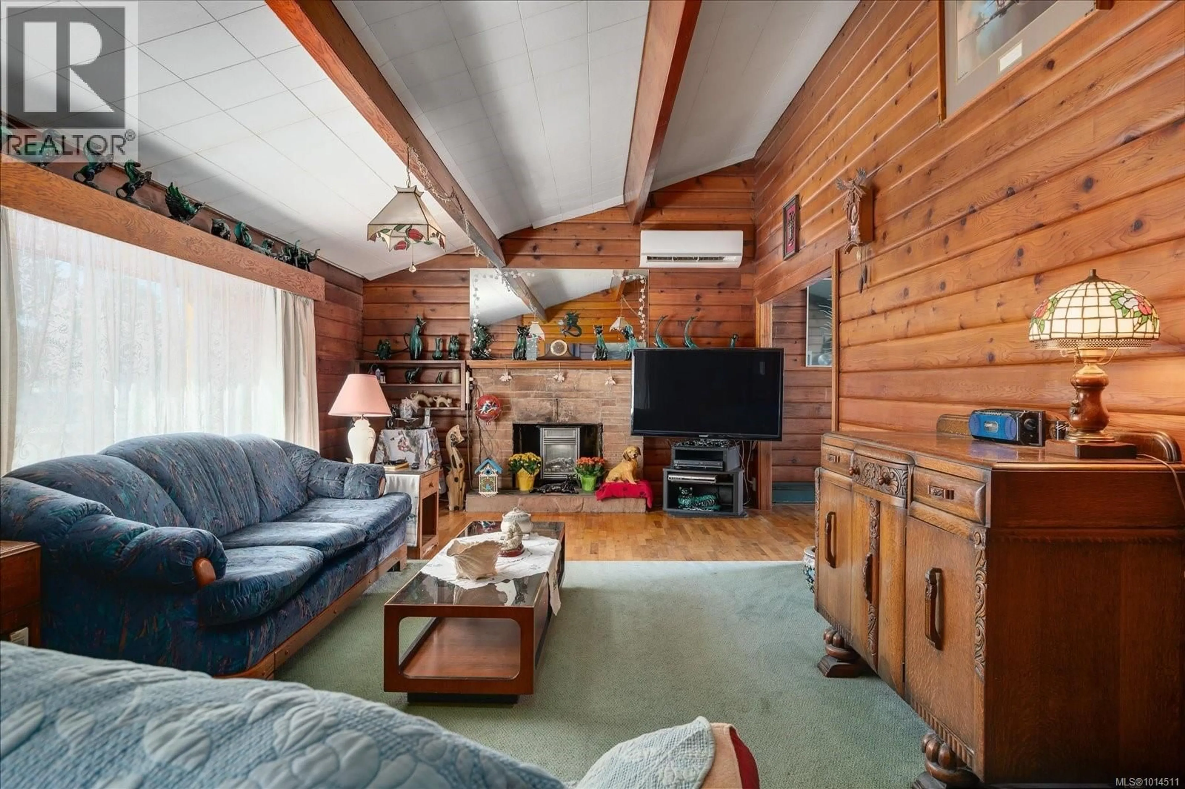 Living room with furniture, wood/laminate floor for 330 TEMPLE STREET, Parksville British Columbia V9P1C7