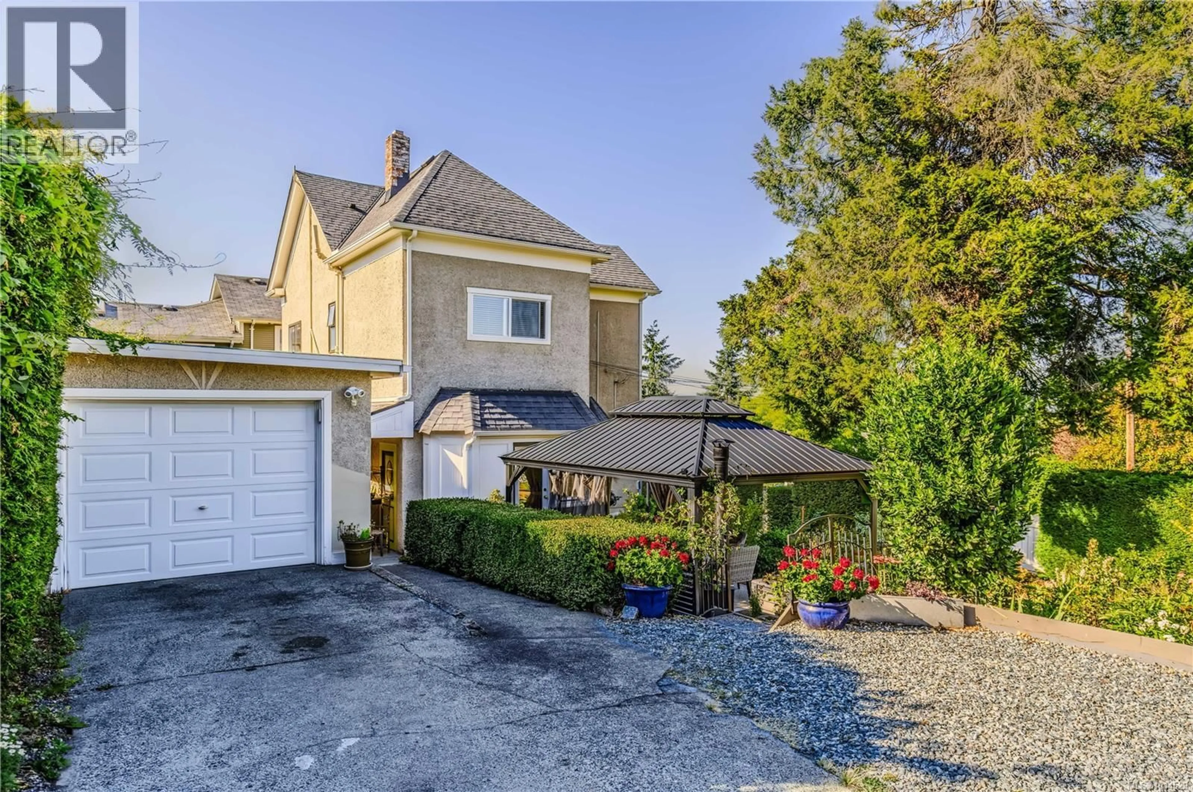 A pic from outside/outdoor area/front of a property/back of a property/a pic from drone, street for 377 MILTON STREET, Nanaimo British Columbia V9R2K8
