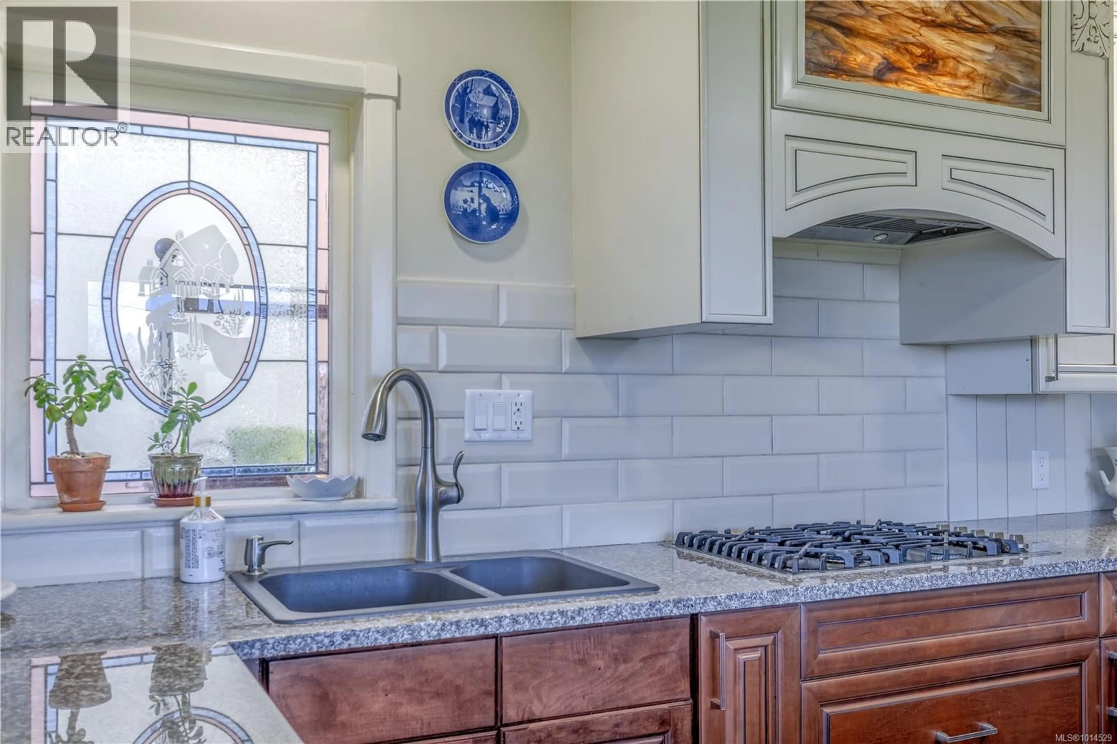 Open concept kitchen, ceramic/tile floor for 377 MILTON STREET, Nanaimo British Columbia V9R2K8