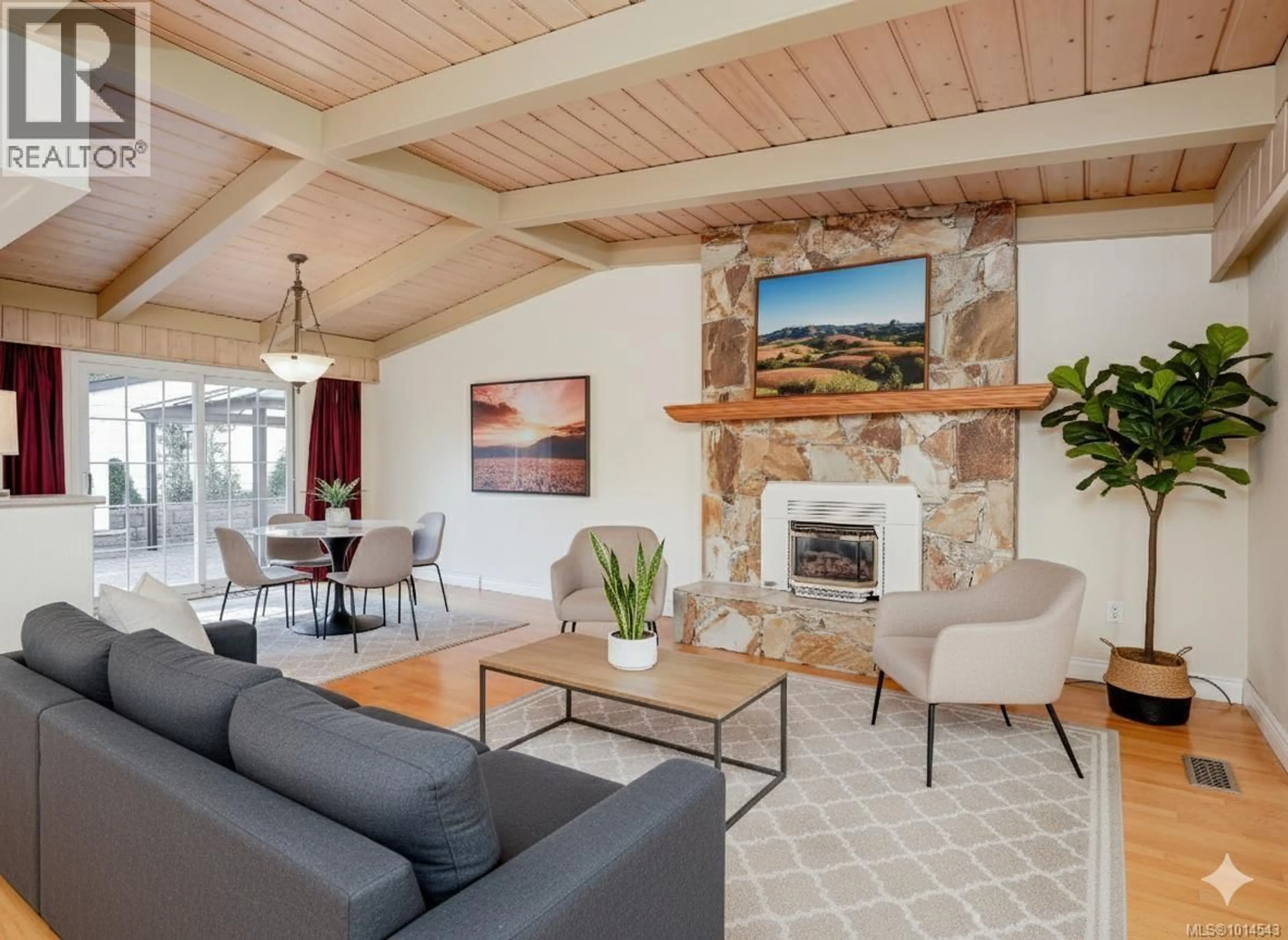 Living room with furniture, unknown for 1565 JASPER PLACE, Saanich British Columbia V8P1N9