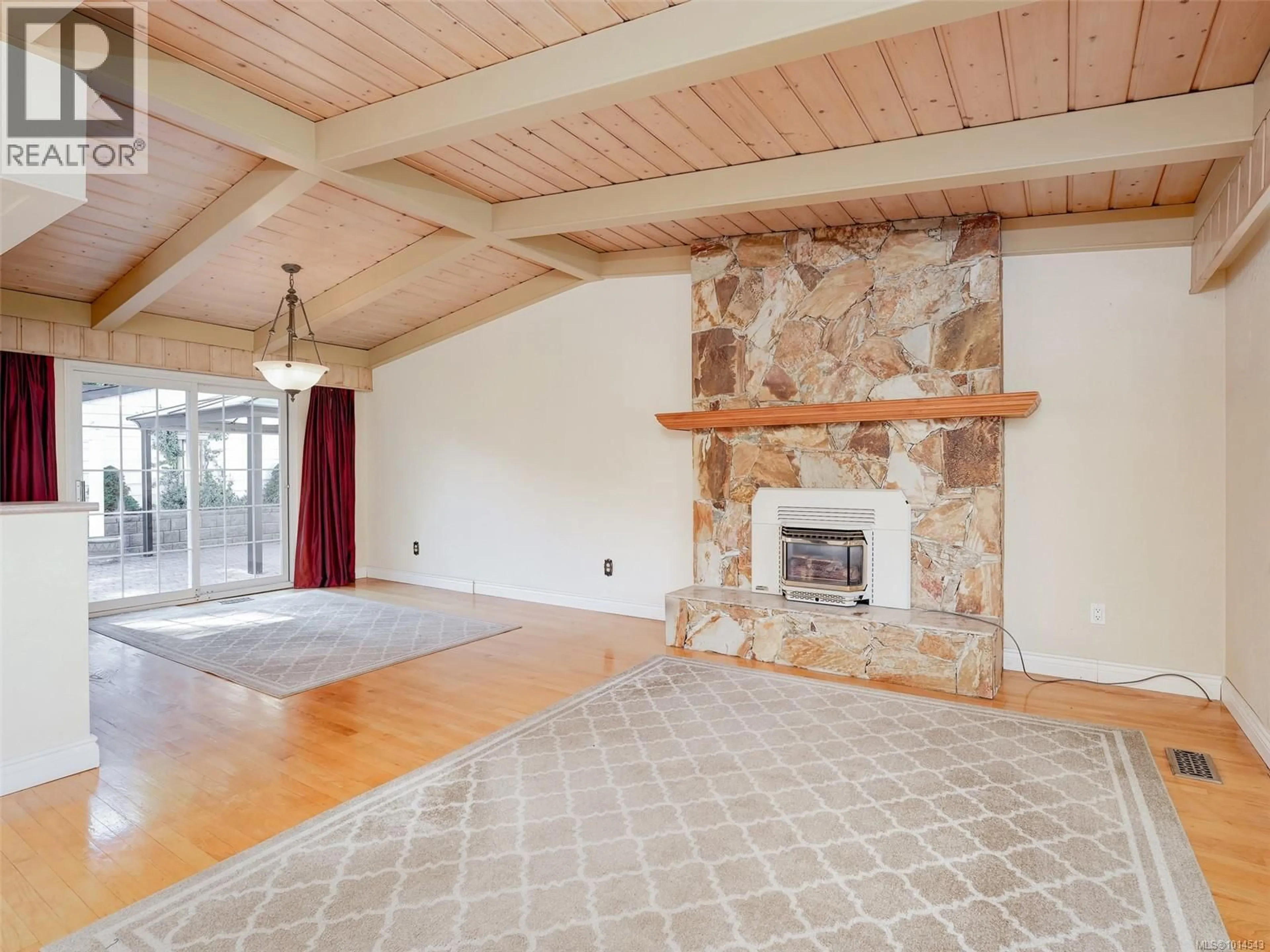 Living room with furniture, unknown for 1565 JASPER PLACE, Saanich British Columbia V8P1N9
