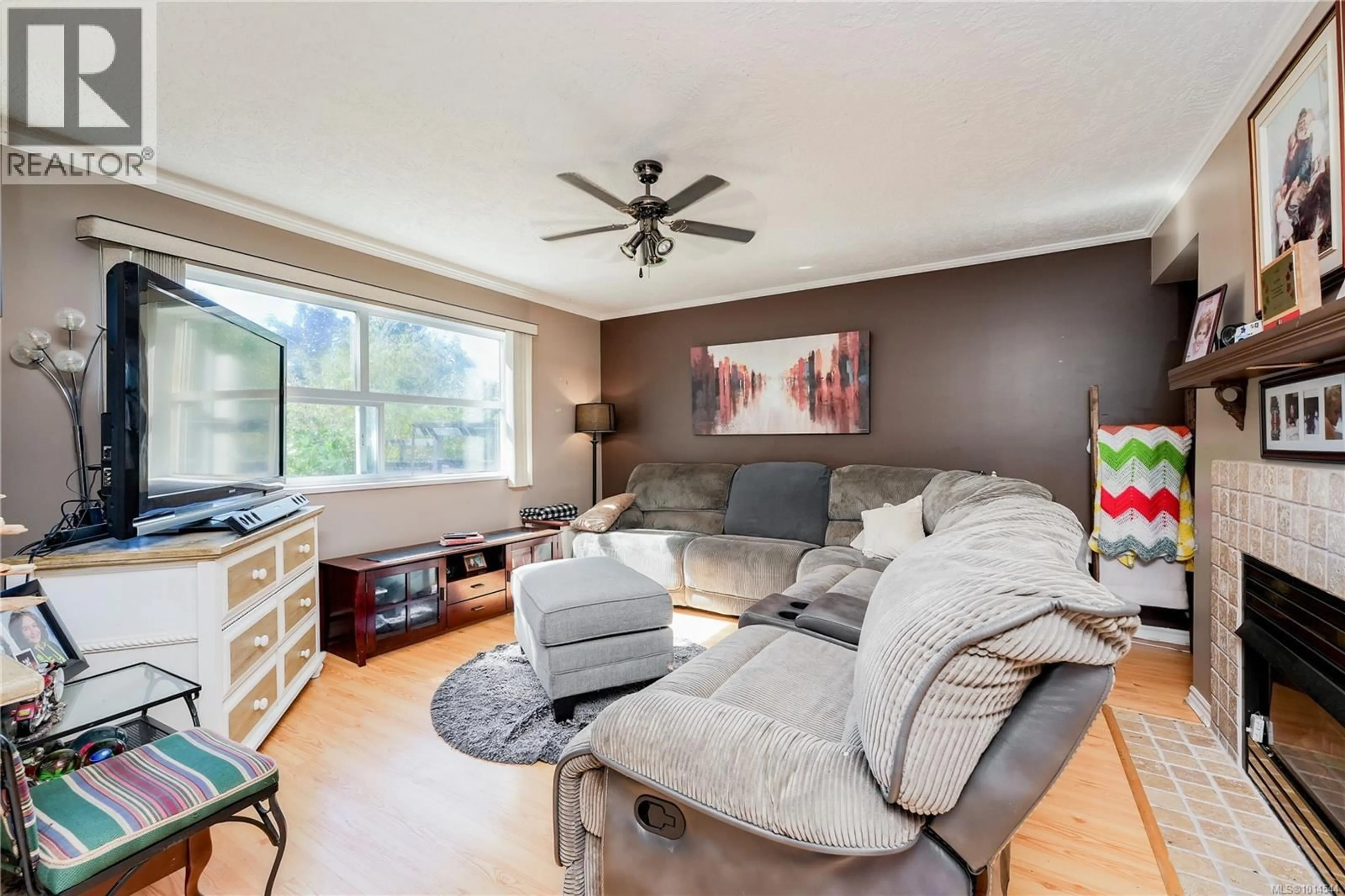 Living room with furniture, wood/laminate floor for 6978 LARKSPUR ROAD, Sooke British Columbia V9Z0M8