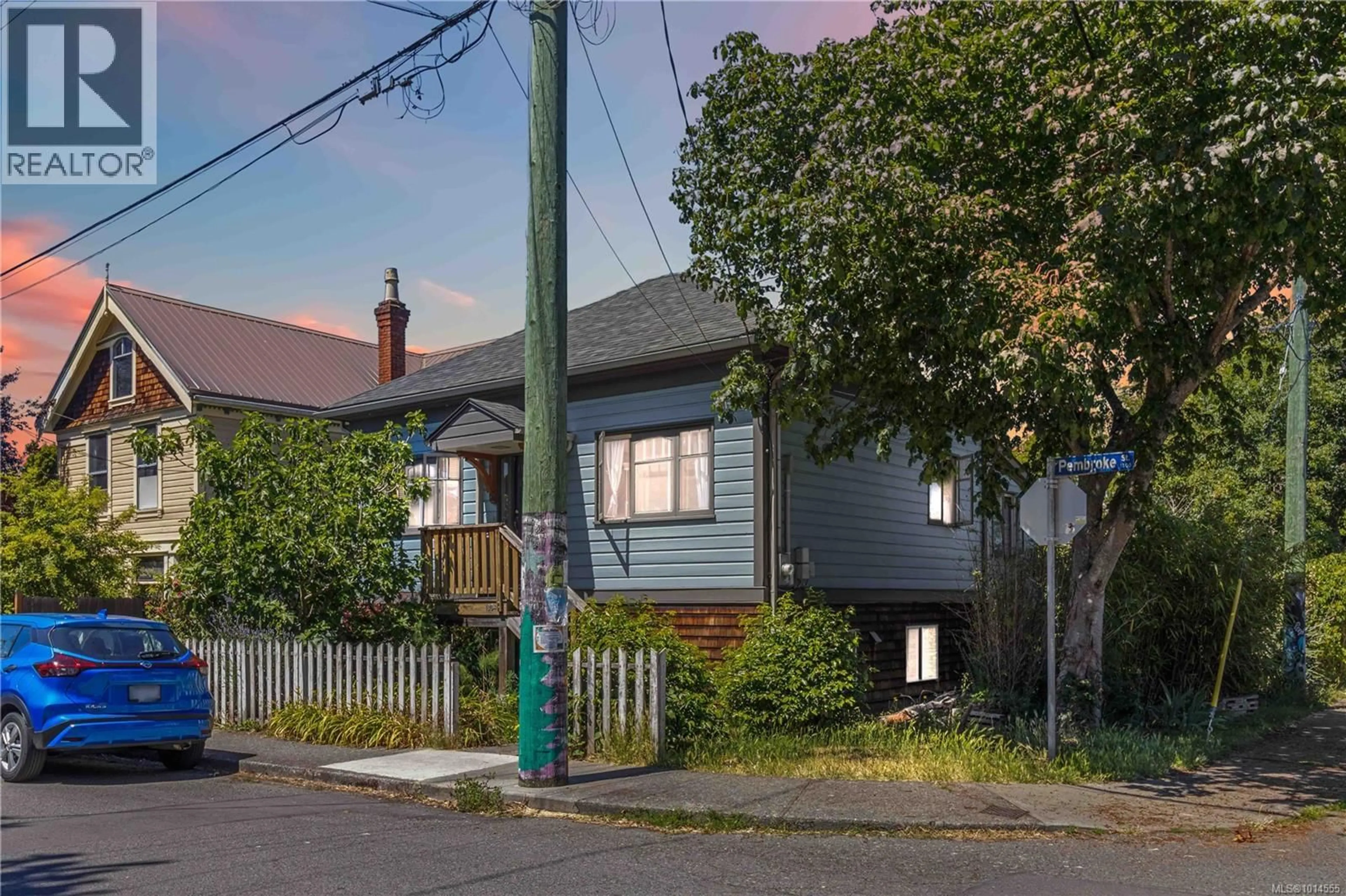 A pic from outside/outdoor area/front of a property/back of a property/a pic from drone, street for 1334 PEMBROKE STREET, Victoria British Columbia V8R1V4