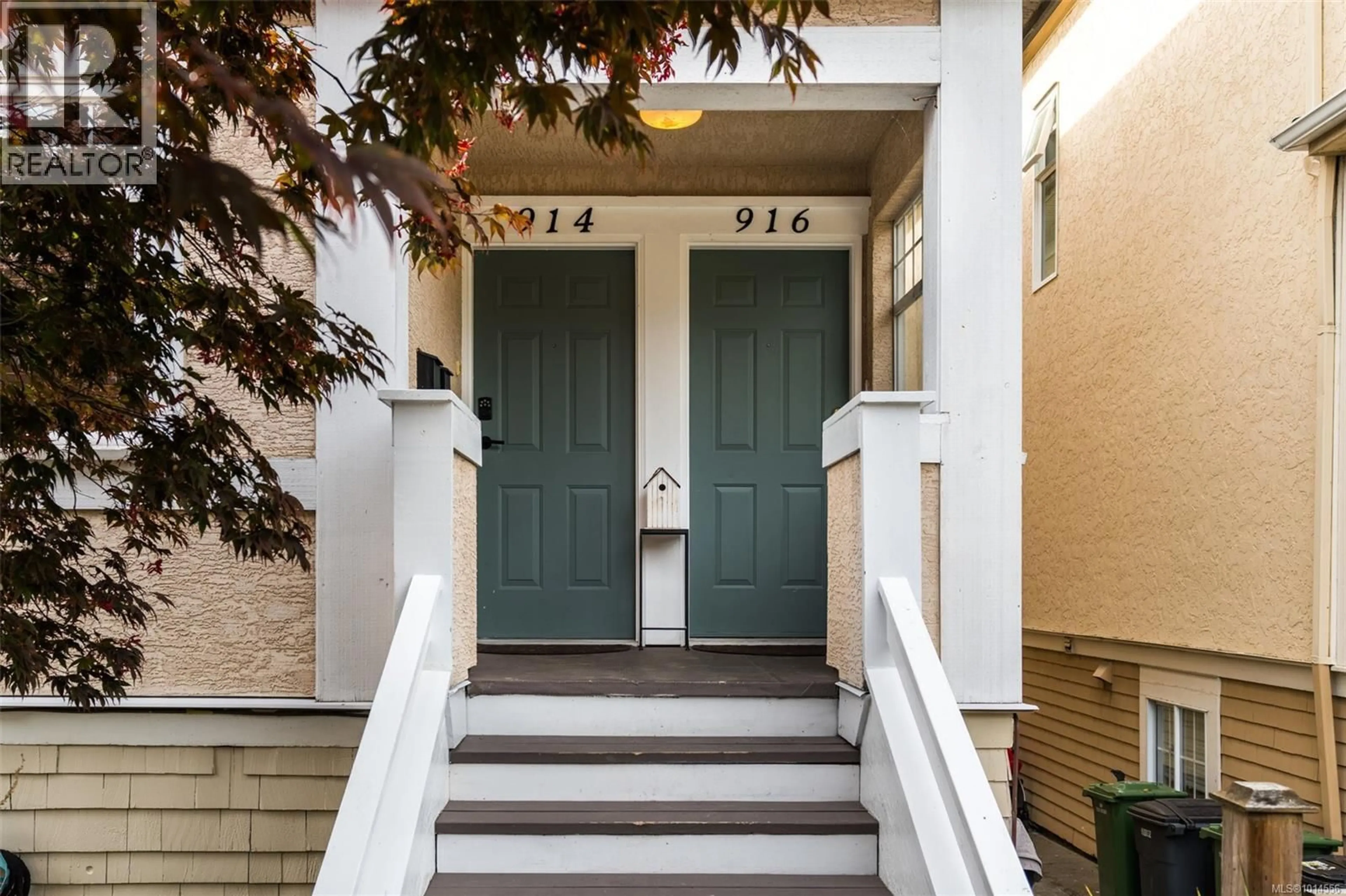 Indoor entryway for 914/916 RUSSELL STREET, Victoria British Columbia V9A3K9