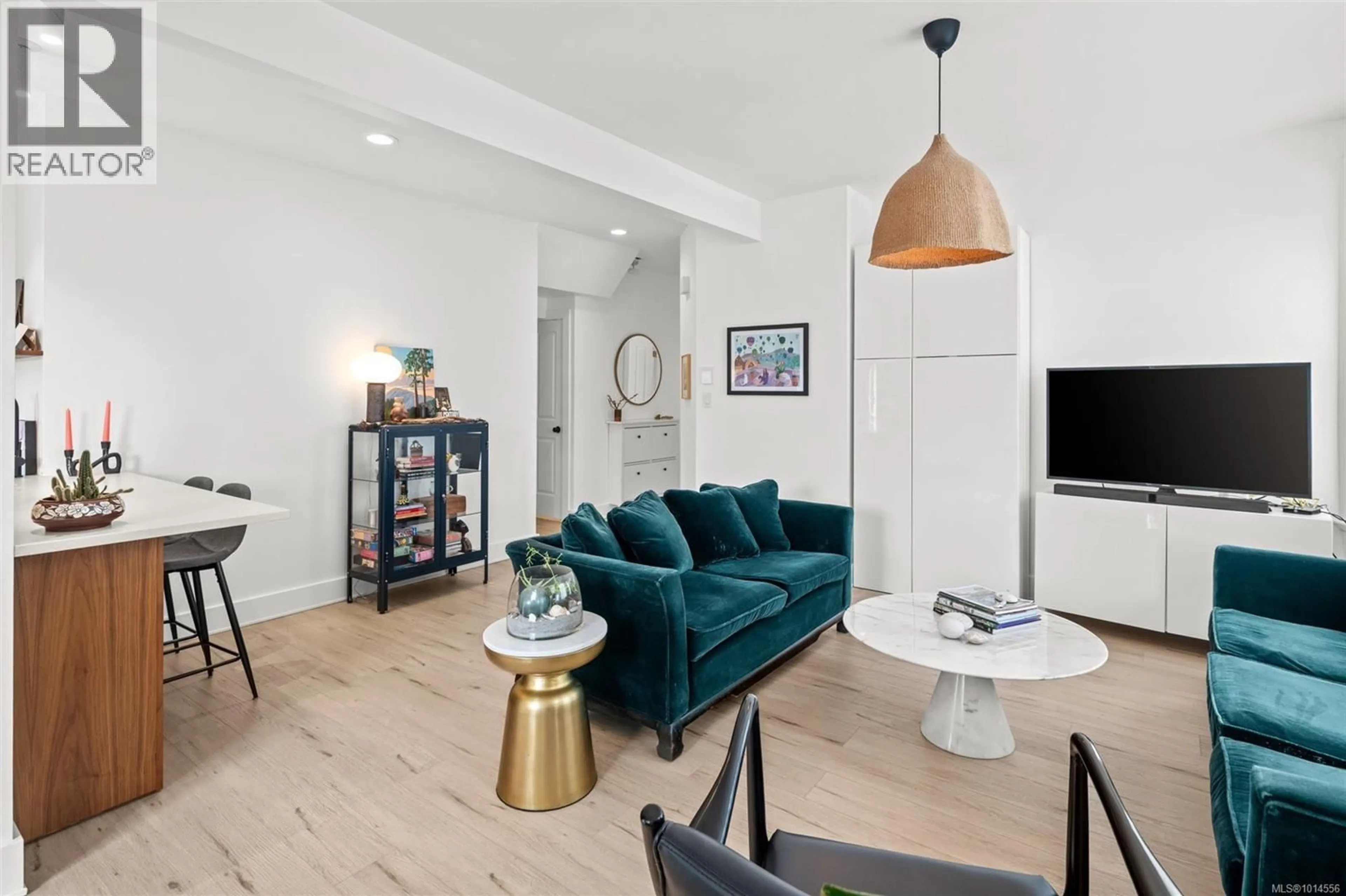 Living room with furniture, unknown for 914/916 RUSSELL STREET, Victoria British Columbia V9A3K9