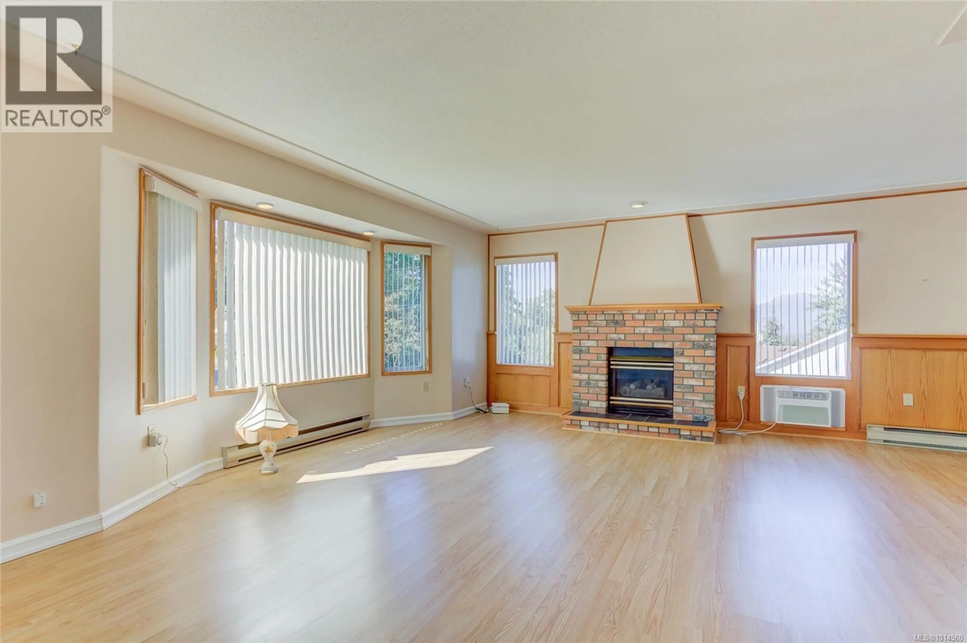 Living room with furniture, wood/laminate floor for 6329 HIGHWOOD DRIVE, Duncan British Columbia V9L5R3