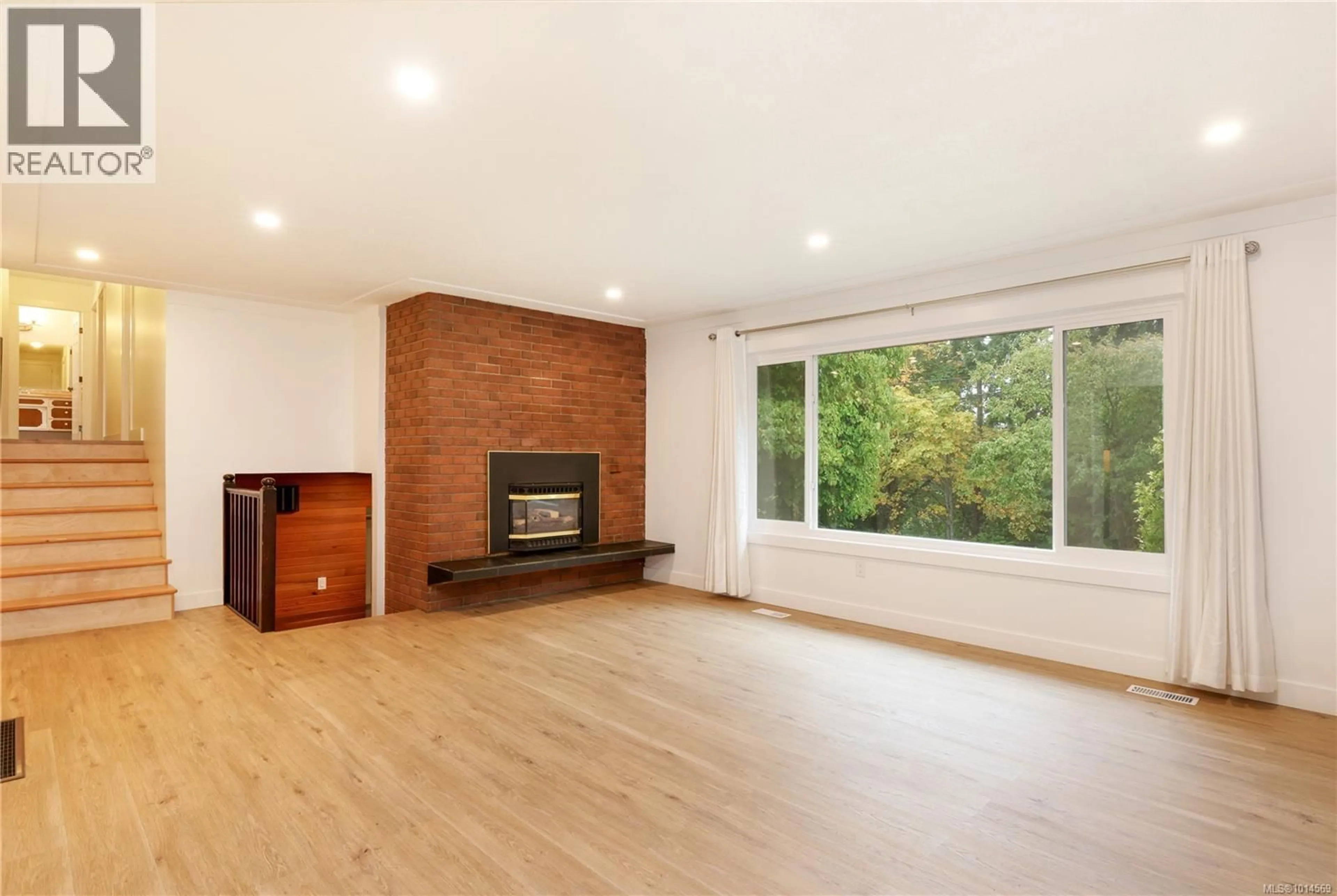 Living room with furniture, wood/laminate floor for 4513 GLENSIDE CRESCENT, Port Alberni British Columbia V9Y5X8