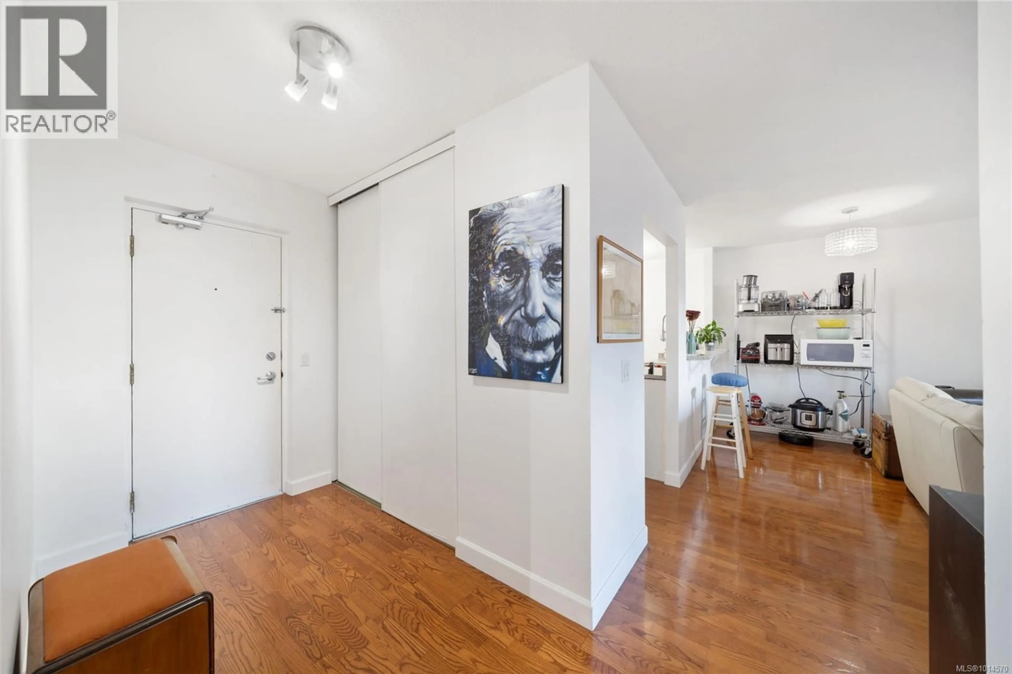 Indoor entryway for 404 - 770 CORMORANT STREET, Victoria British Columbia V8W3J3
