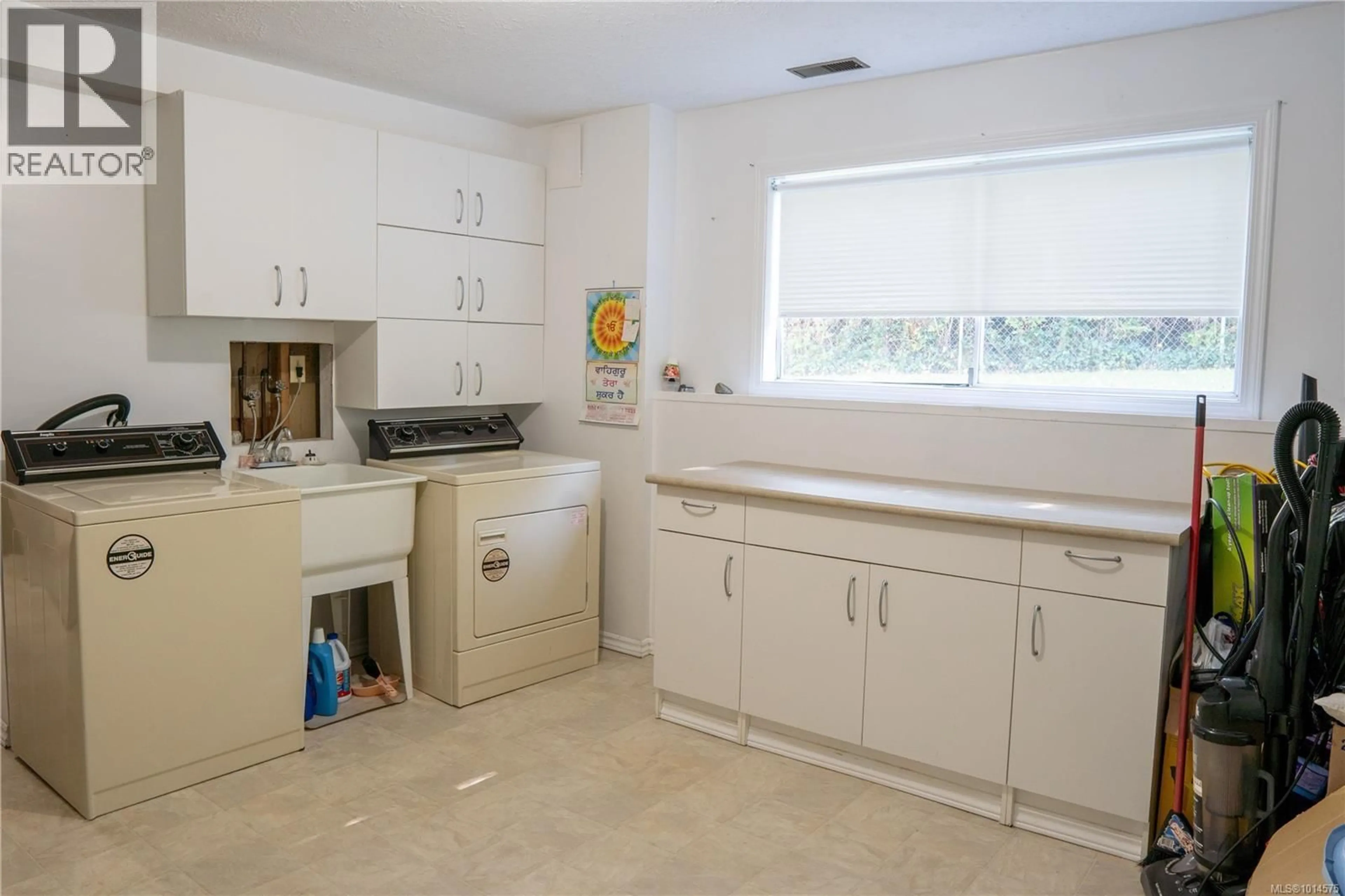 Standard kitchen, ceramic/tile floor for 4425 GULFVIEW DRIVE, Nanaimo British Columbia V9T5V7