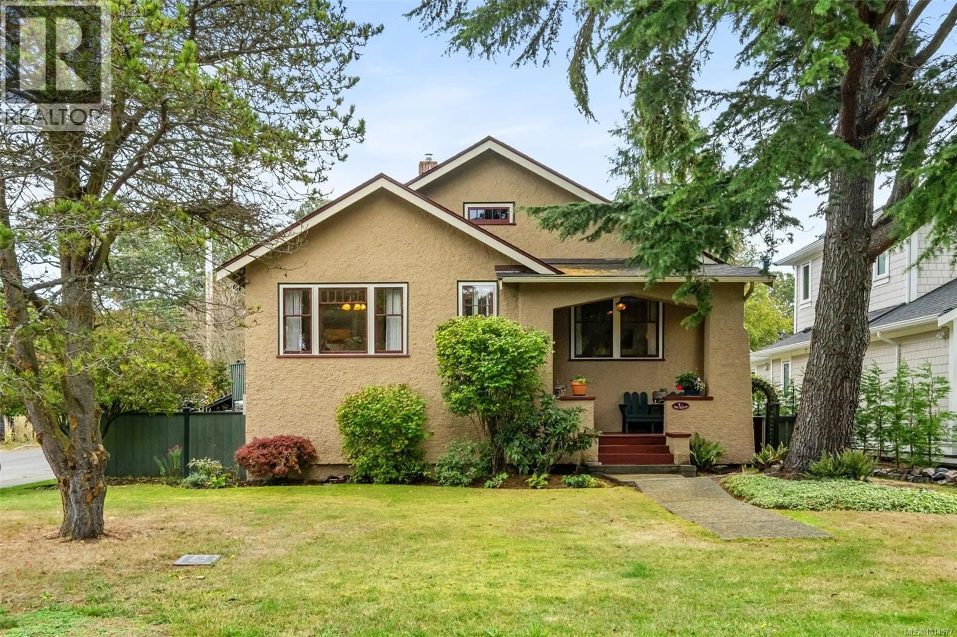Home with brick exterior material, street for 985 ISLAND ROAD, Oak Bay British Columbia V8S2V1