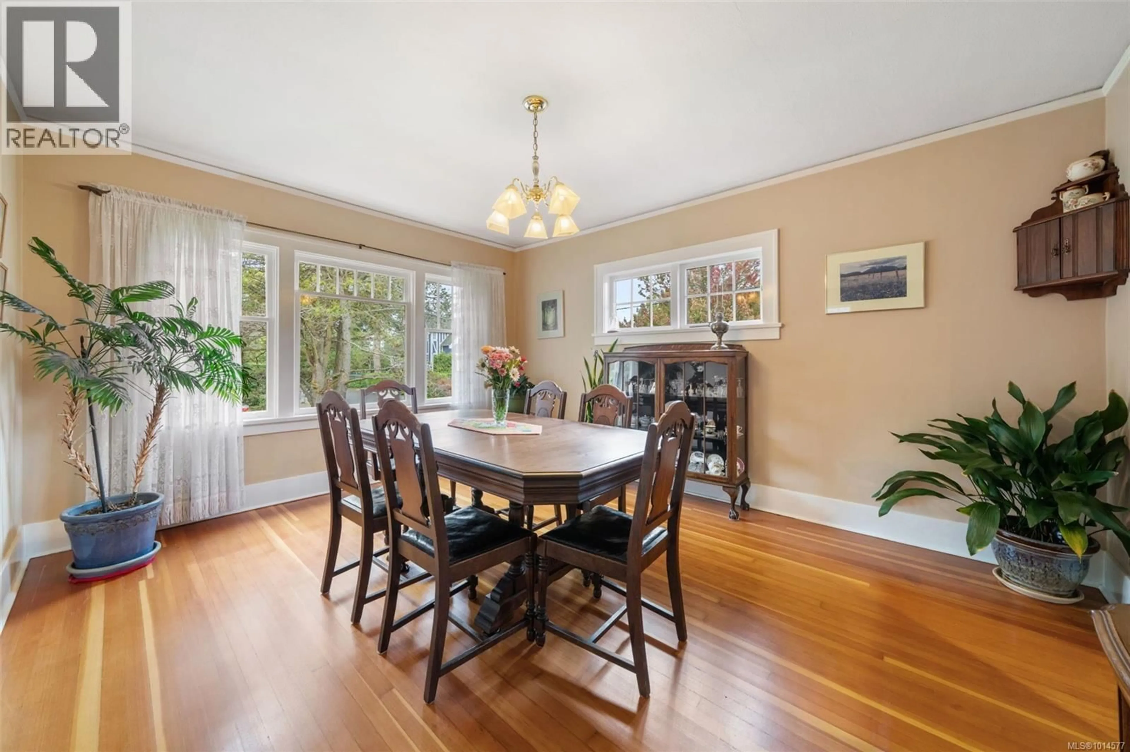 Dining room, wood/laminate floor for 985 ISLAND ROAD, Oak Bay British Columbia V8S2V1
