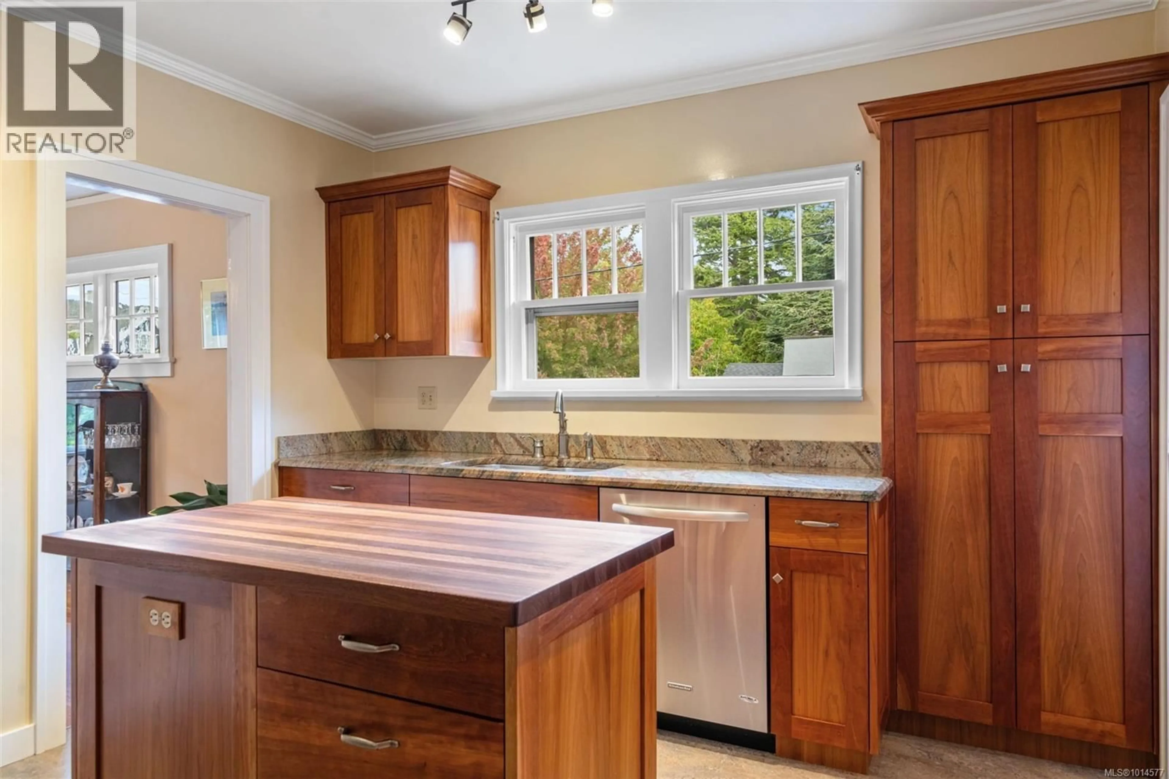 Standard kitchen, ceramic/tile floor for 985 ISLAND ROAD, Oak Bay British Columbia V8S2V1
