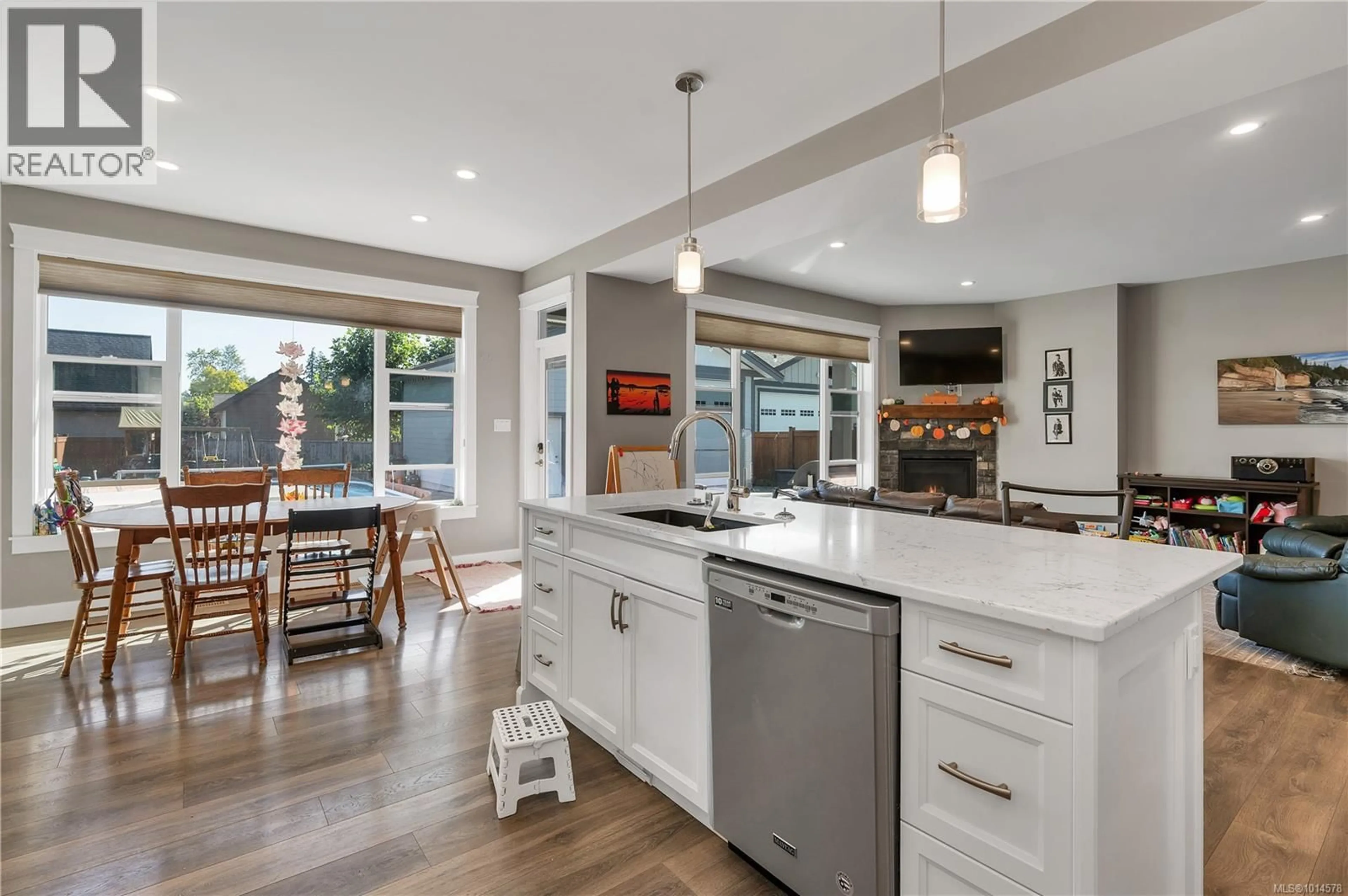 Open concept kitchen, ceramic/tile floor for 70 WESTHAVEN WAY, Campbell River British Columbia V9W0A1