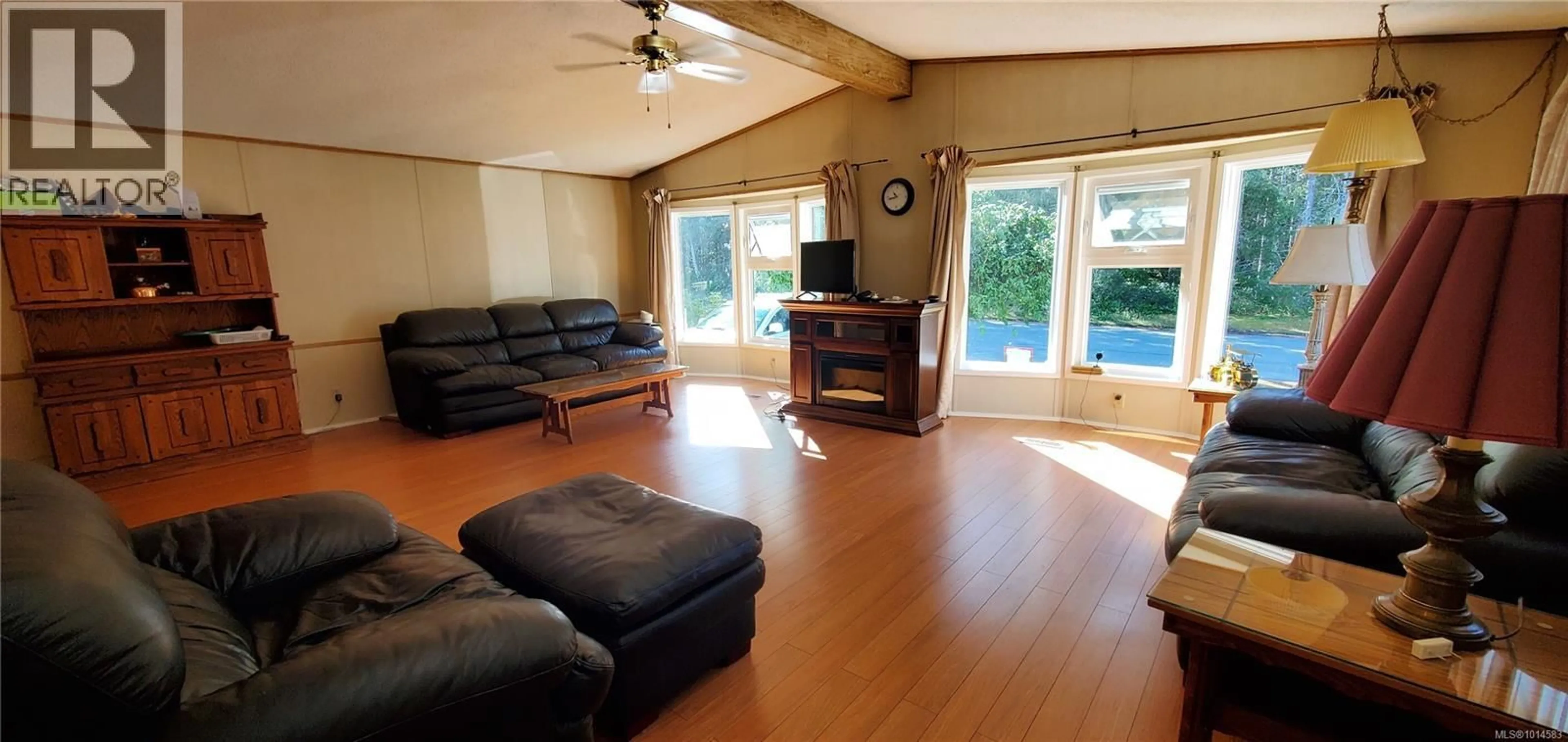 Living room with furniture, wood/laminate floor for 608 WHITE RIDGE DRIVE, Gold River British Columbia V0P1G0