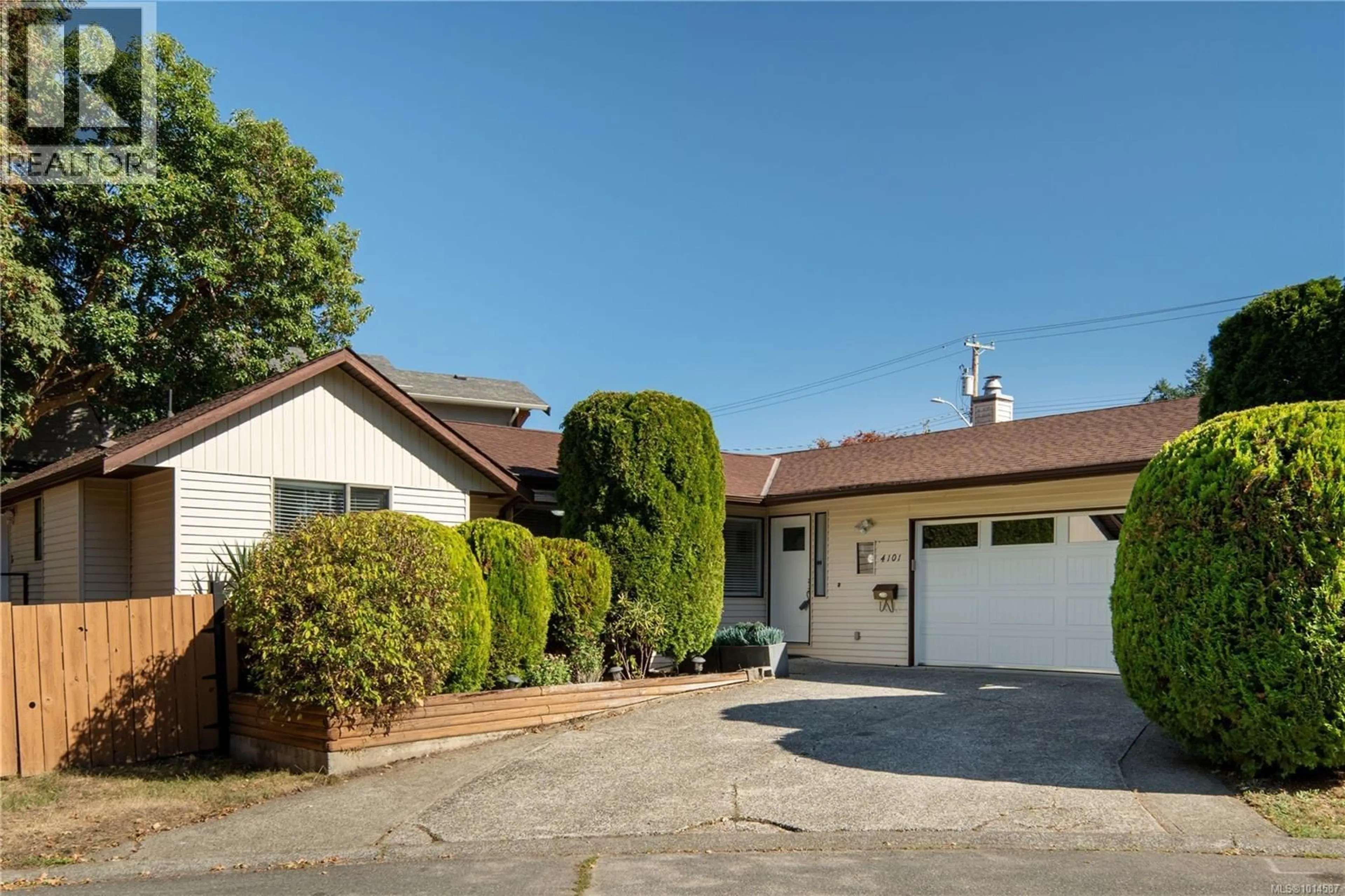 Home with vinyl exterior material, street for 4101 SCOONES PLACE, Saanich British Columbia V8X4R4