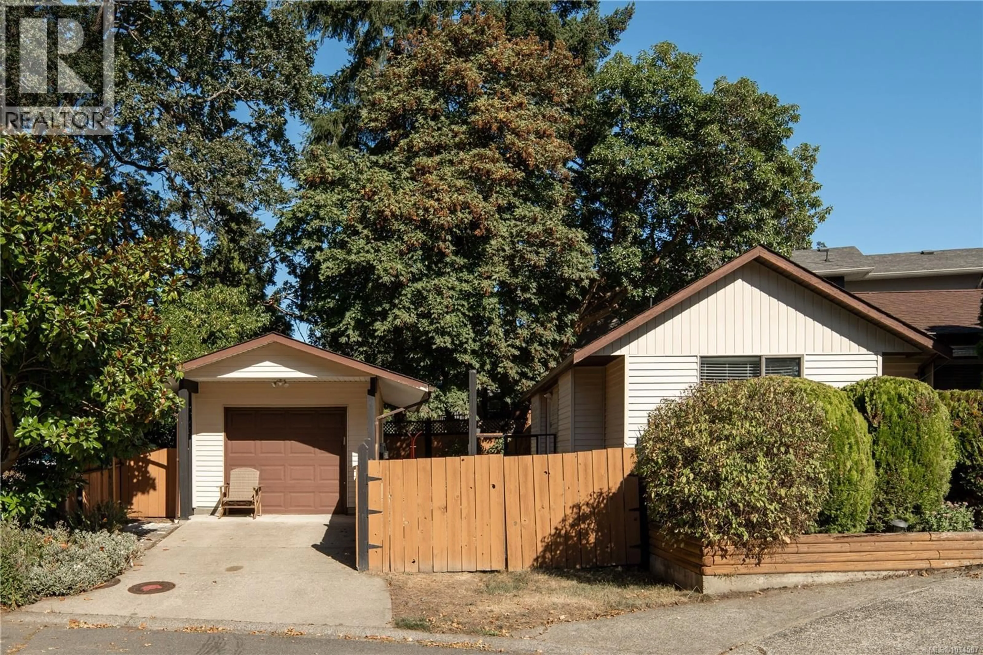 Home with vinyl exterior material, street for 4101 SCOONES PLACE, Saanich British Columbia V8X4R4