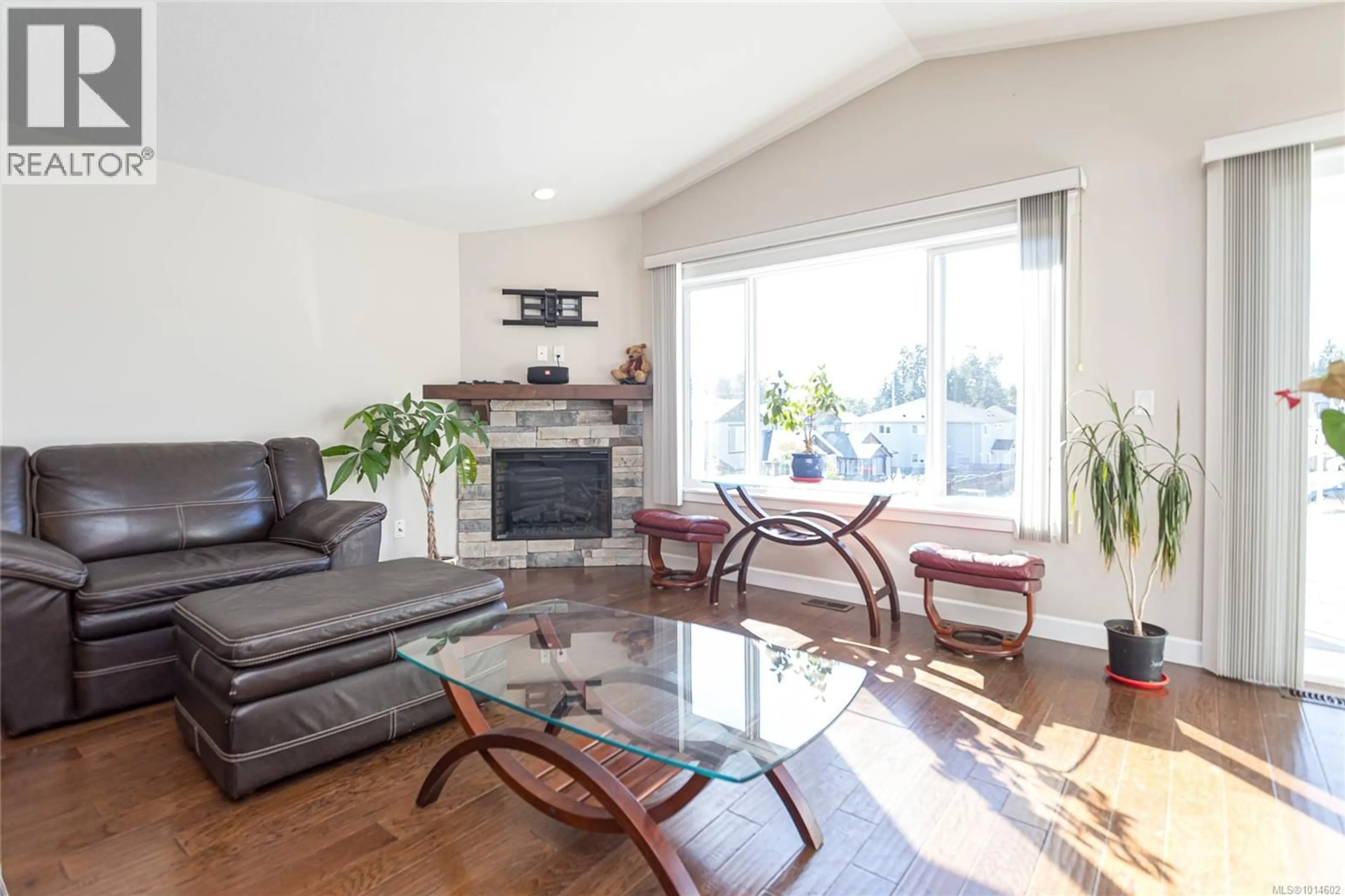 Living room with furniture, wood/laminate floor for 628 ALYSSA PLACE, Nanaimo British Columbia V9R0H4