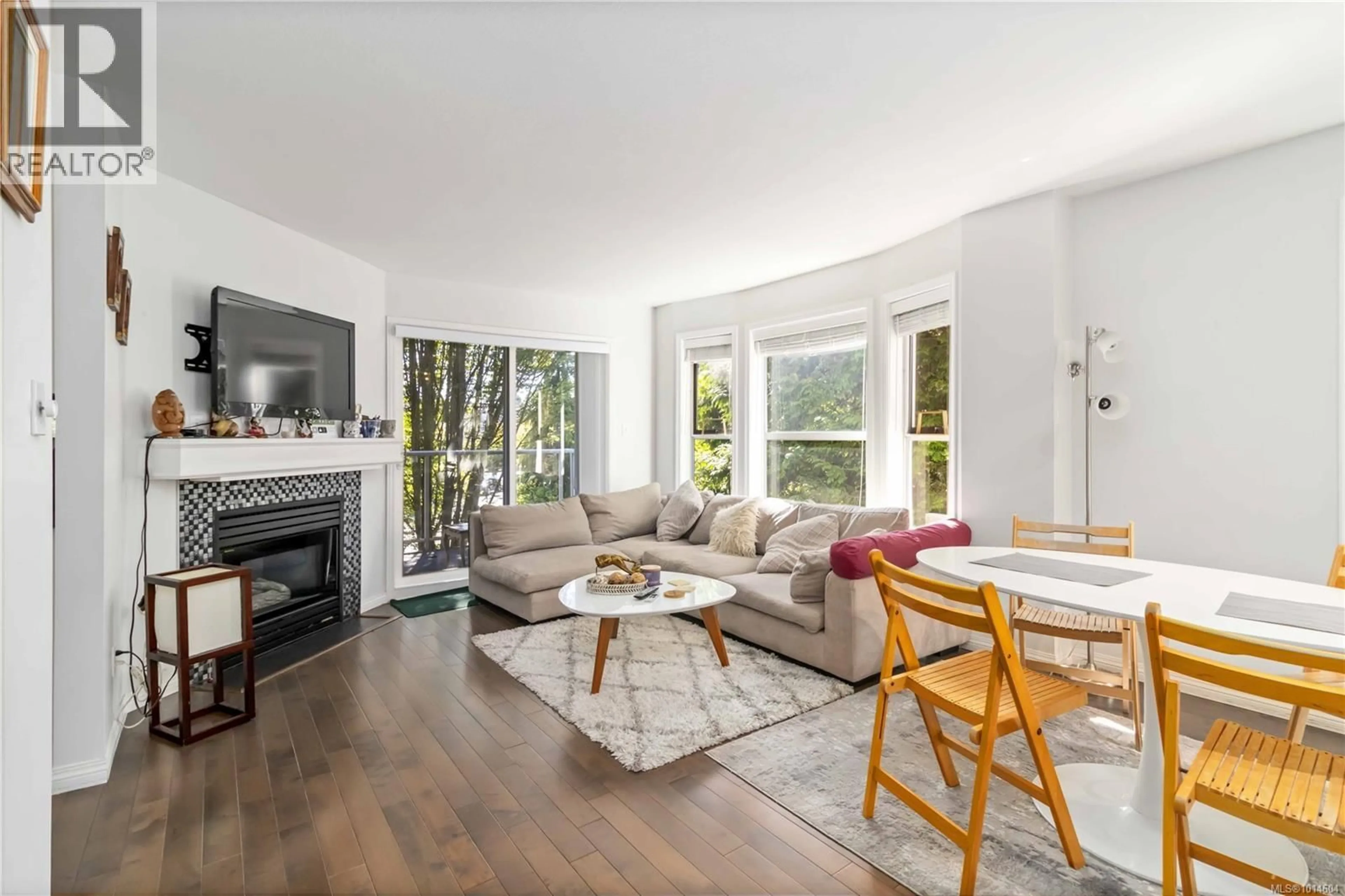 Living room with furniture, wood/laminate floor for 302 - 1710 FORT STREET, Victoria British Columbia V8R1J2