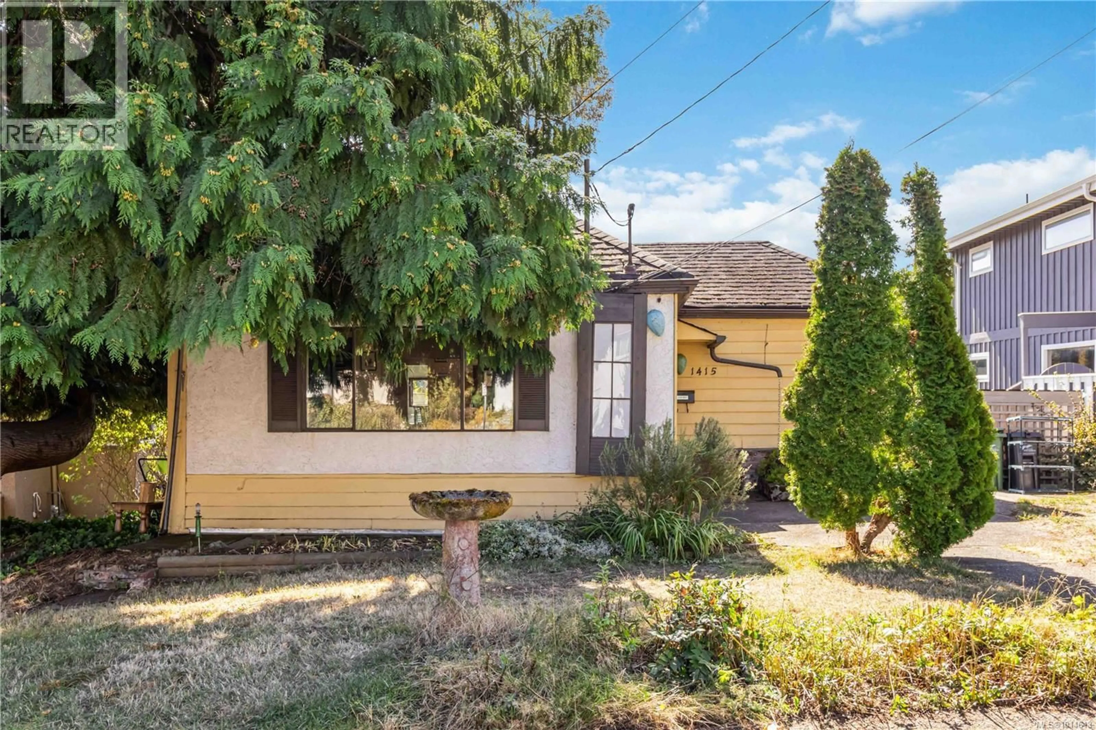 A pic from outside/outdoor area/front of a property/back of a property/a pic from drone, street for 1415 LANG STREET, Victoria British Columbia V8T2S6