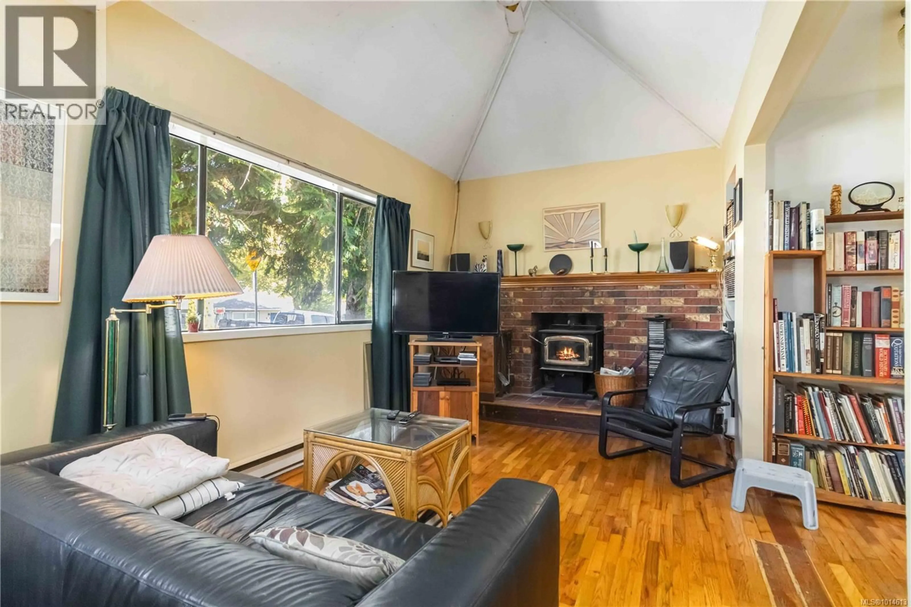 Living room with furniture, wood/laminate floor for 1415 LANG STREET, Victoria British Columbia V8T2S6