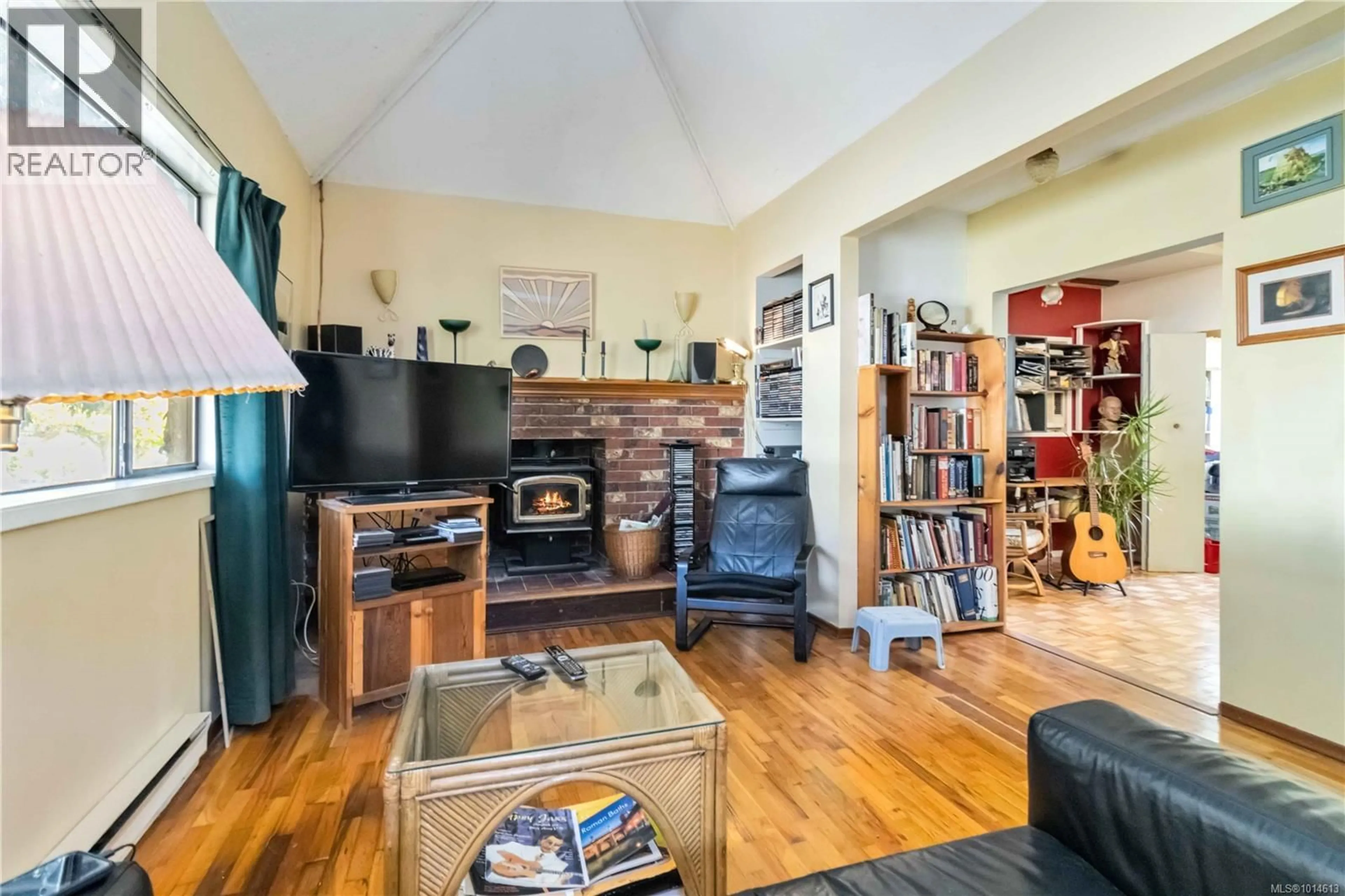 Living room with furniture, wood/laminate floor for 1415 LANG STREET, Victoria British Columbia V8T2S6