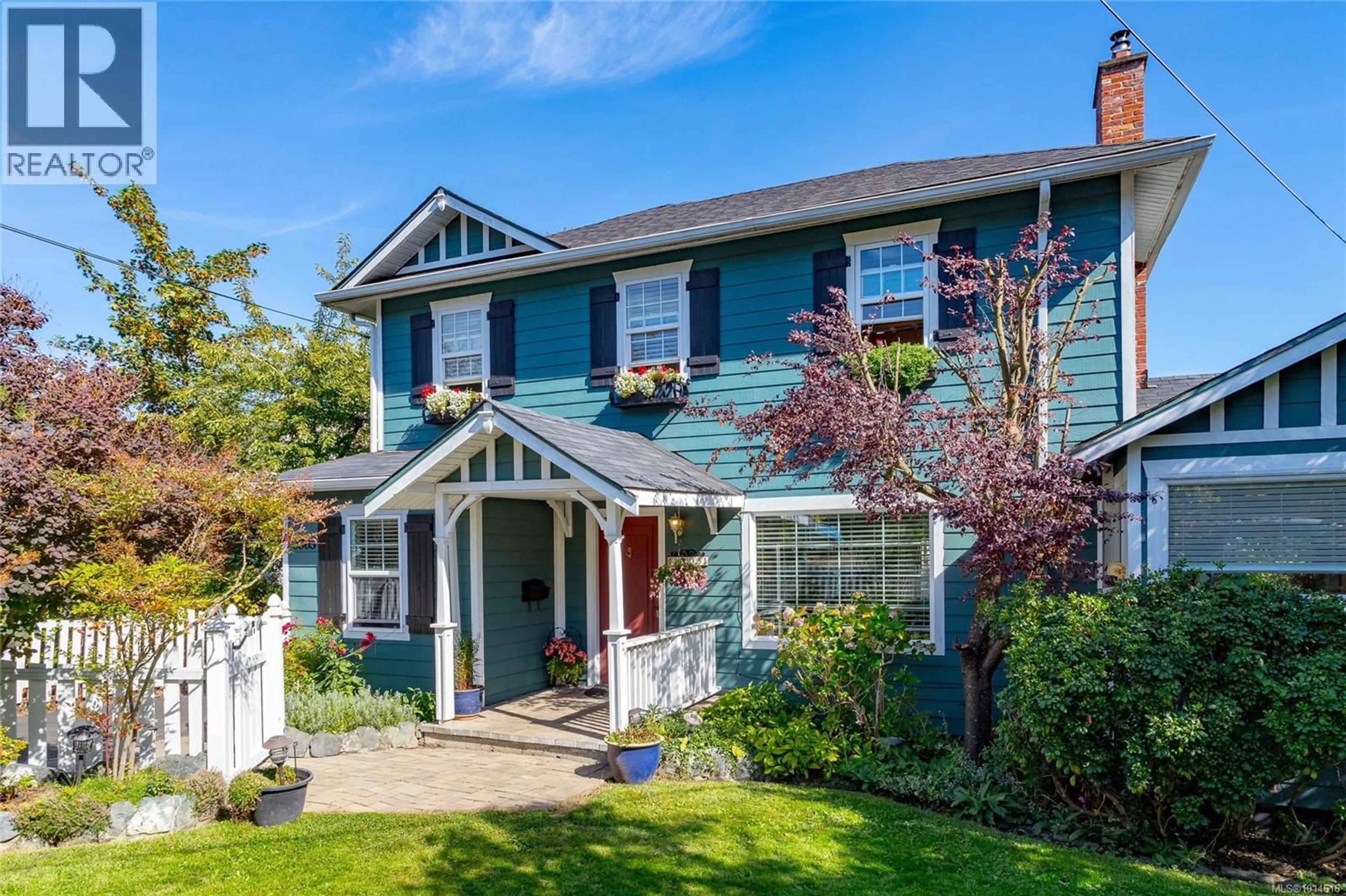 Home with vinyl exterior material, street for 3305 WORDSWORTH STREET, Victoria British Columbia V8P4B9