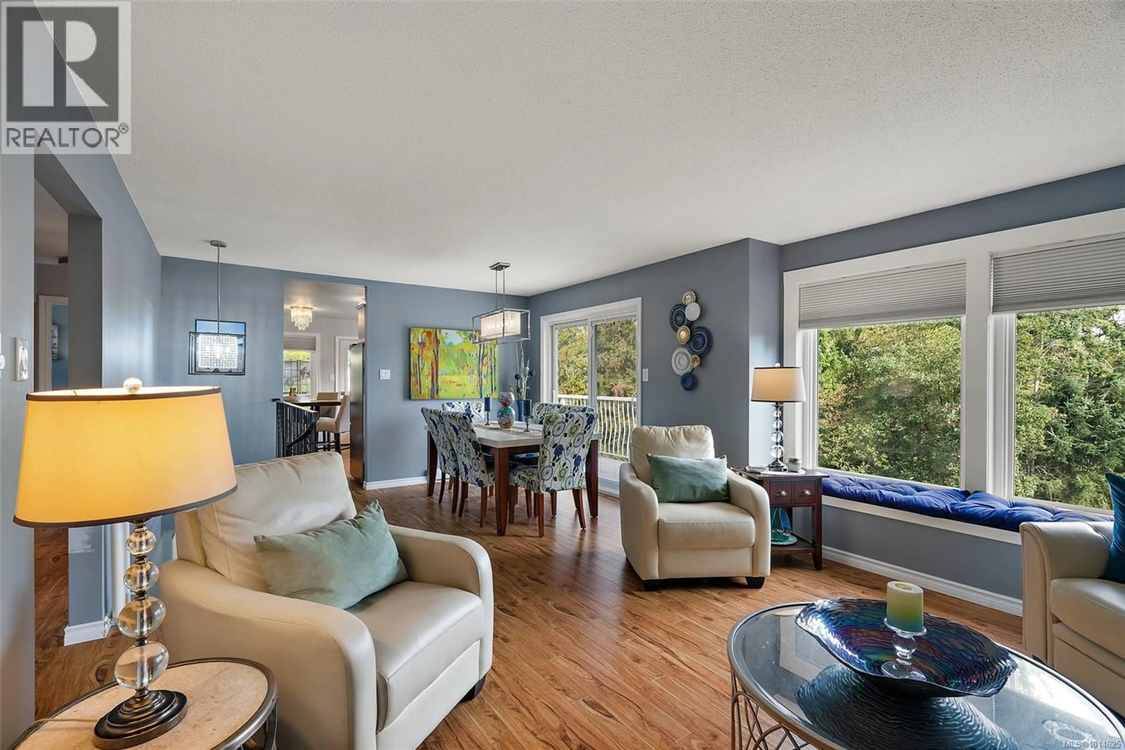 Living room with furniture, wood/laminate floor for 6877 PHILIP ROAD, Lantzville British Columbia V0R2H0