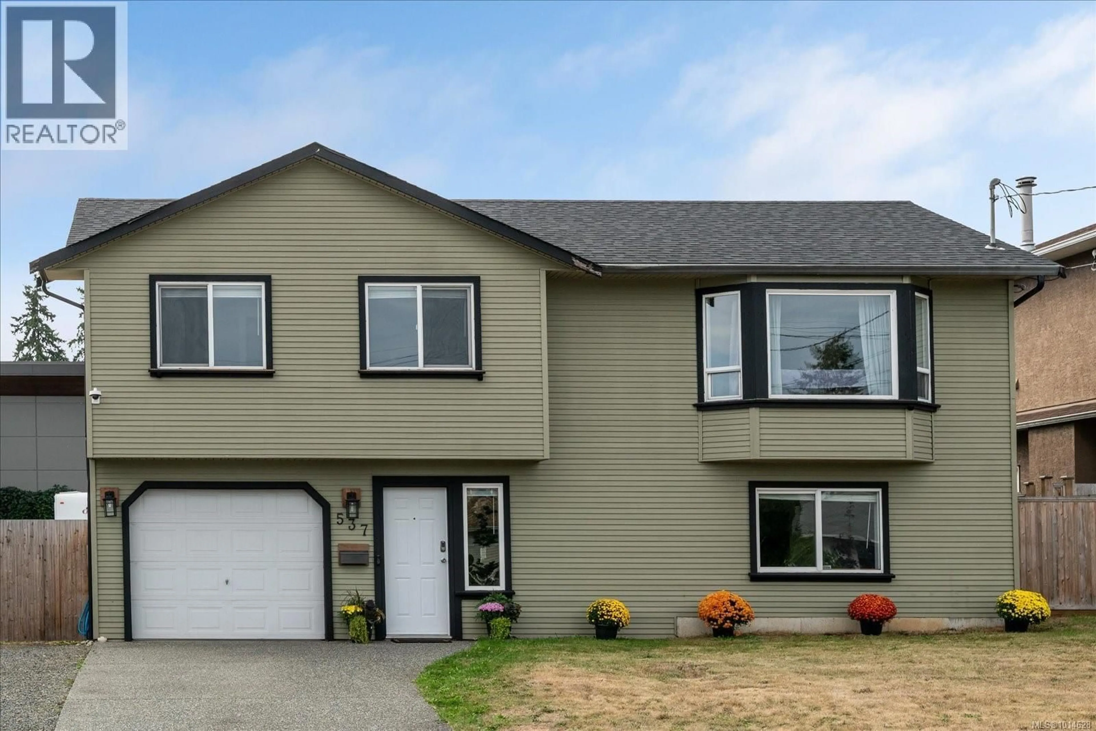 Home with vinyl exterior material, street for 537 DEERING STREET, Nanaimo British Columbia V9R6Y2