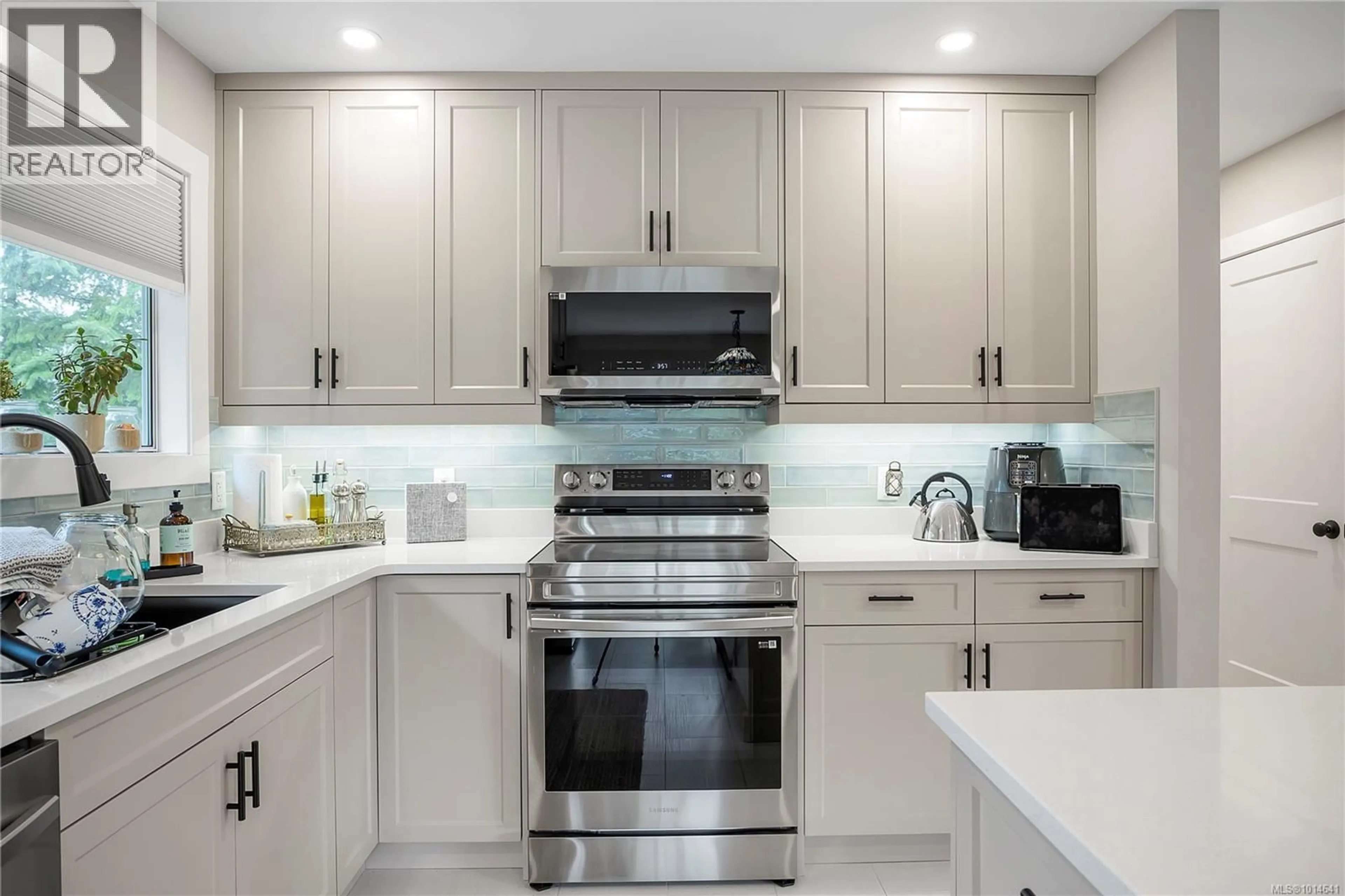 Contemporary kitchen, ceramic/tile floor for 1710 CENTENNARY DRIVE, Nanaimo British Columbia V9X1A3