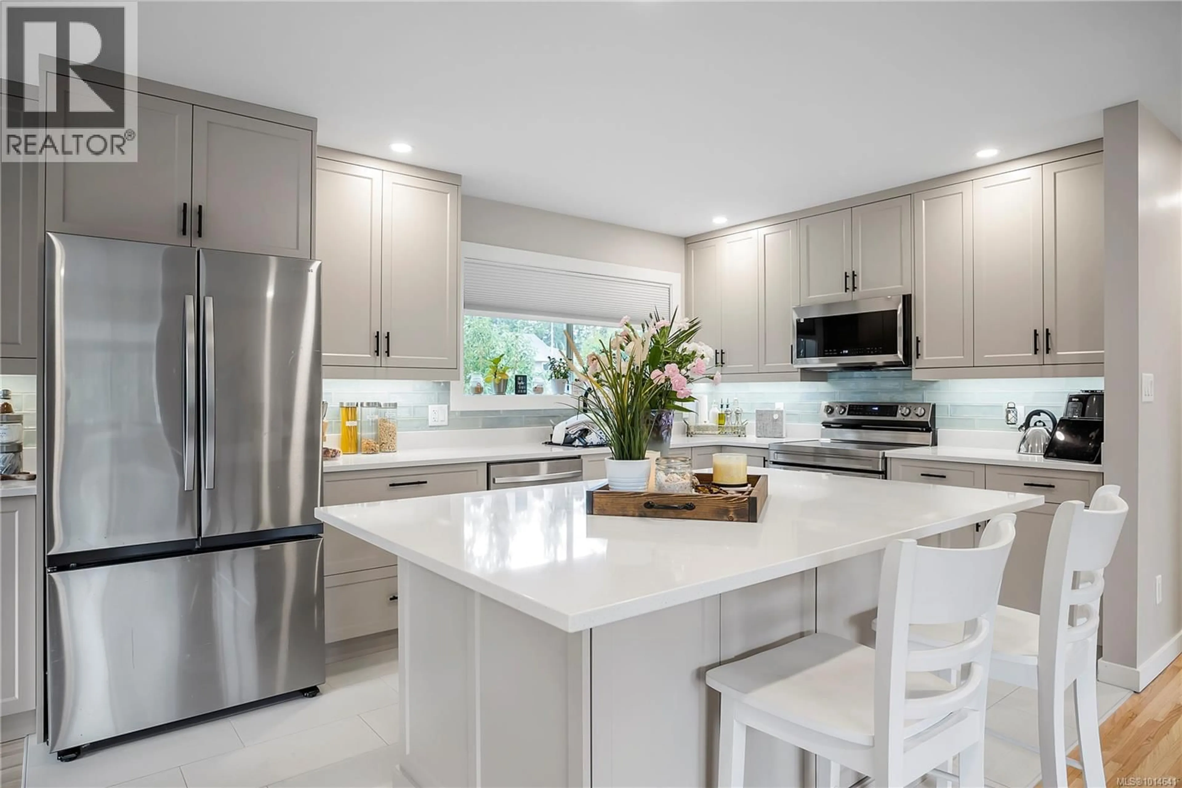 Contemporary kitchen, ceramic/tile floor for 1710 CENTENNARY DRIVE, Nanaimo British Columbia V9X1A3