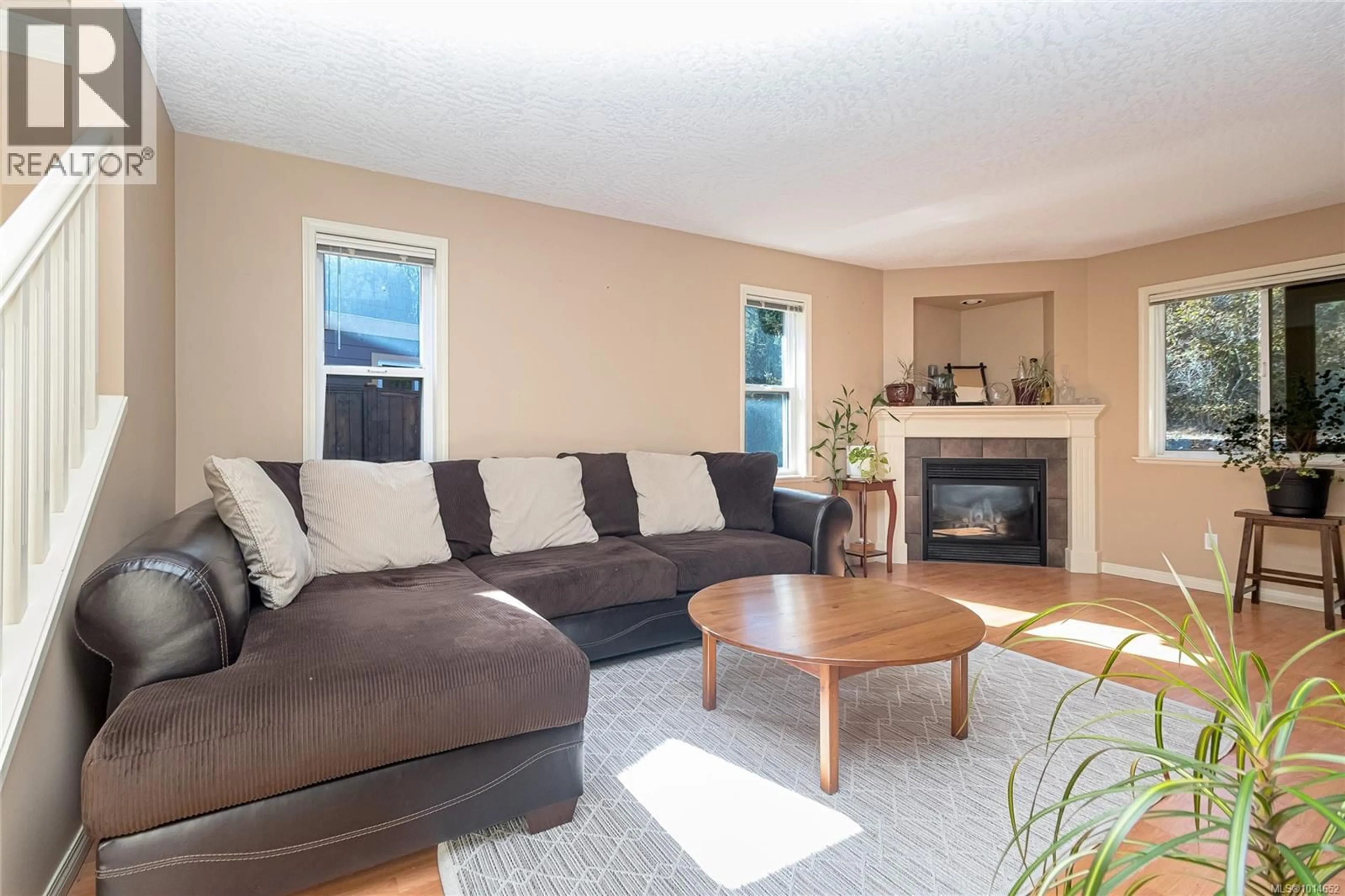 Living room with furniture, wood/laminate floor for 848 GANNET COURT, Langford British Columbia V9B6V6