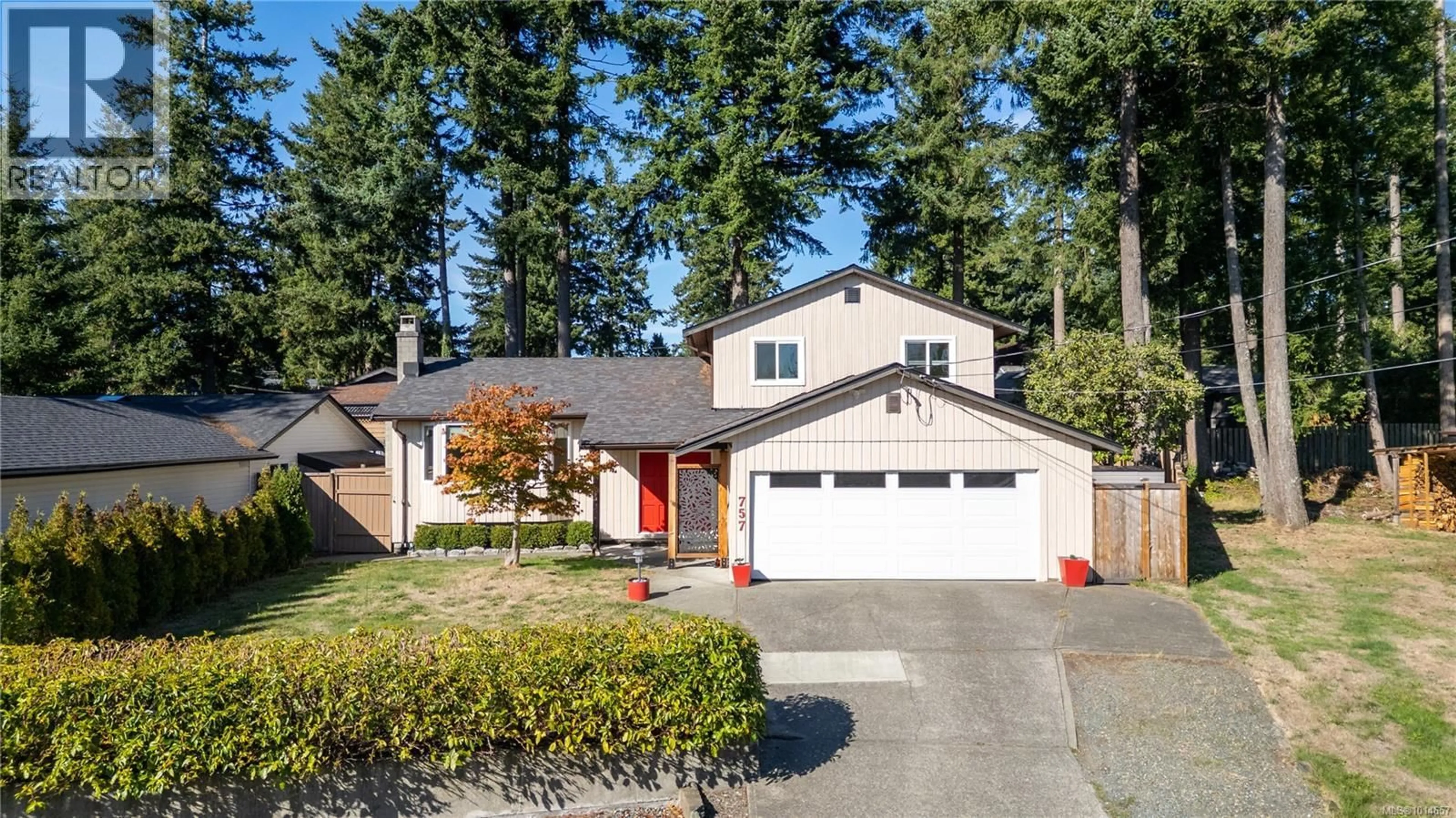 Home with vinyl exterior material, street for 757 LORNE CRESCENT, Campbell River British Columbia V9W5Z1
