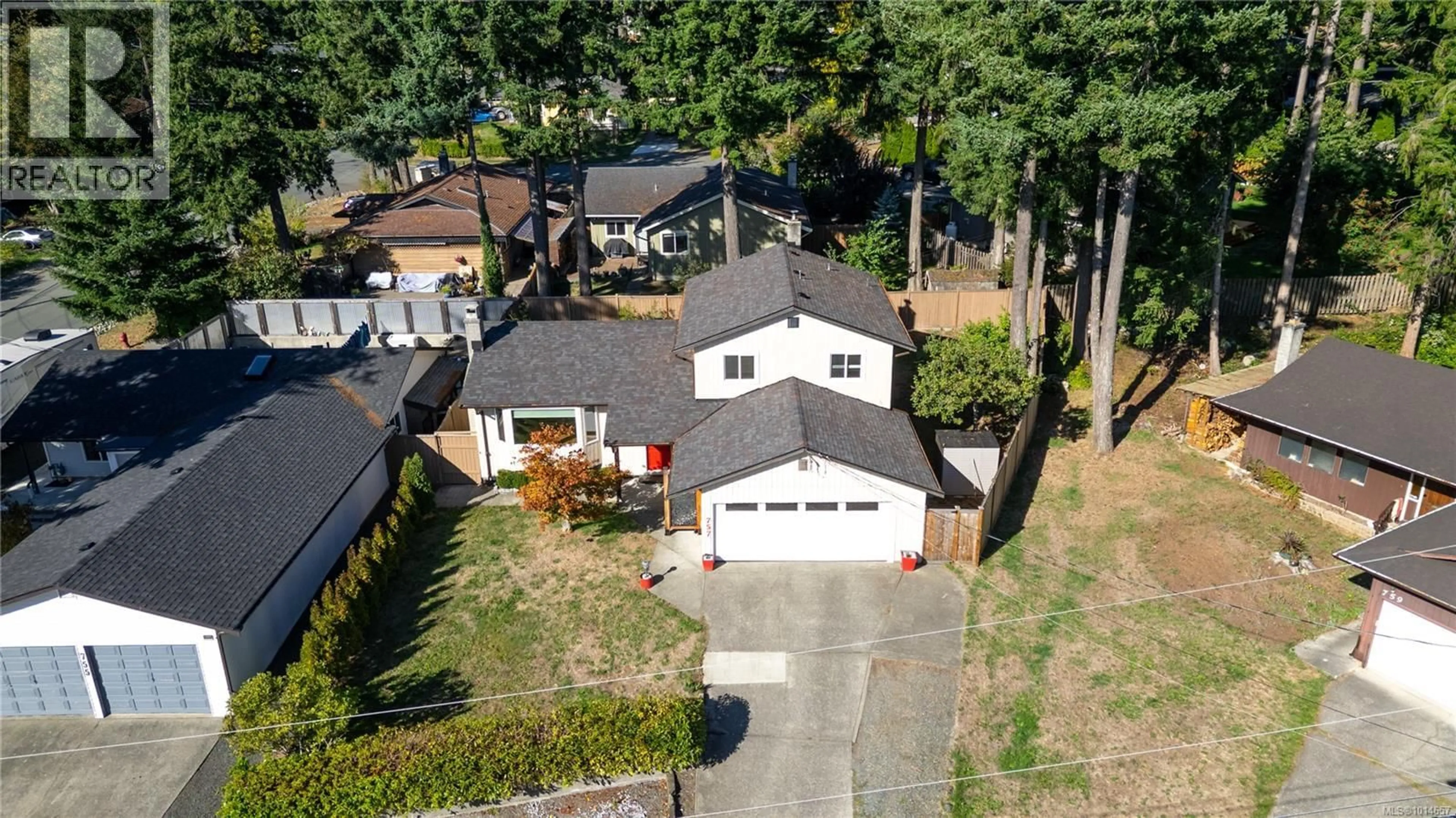 A pic from outside/outdoor area/front of a property/back of a property/a pic from drone, street for 757 LORNE CRESCENT, Campbell River British Columbia V9W5Z1