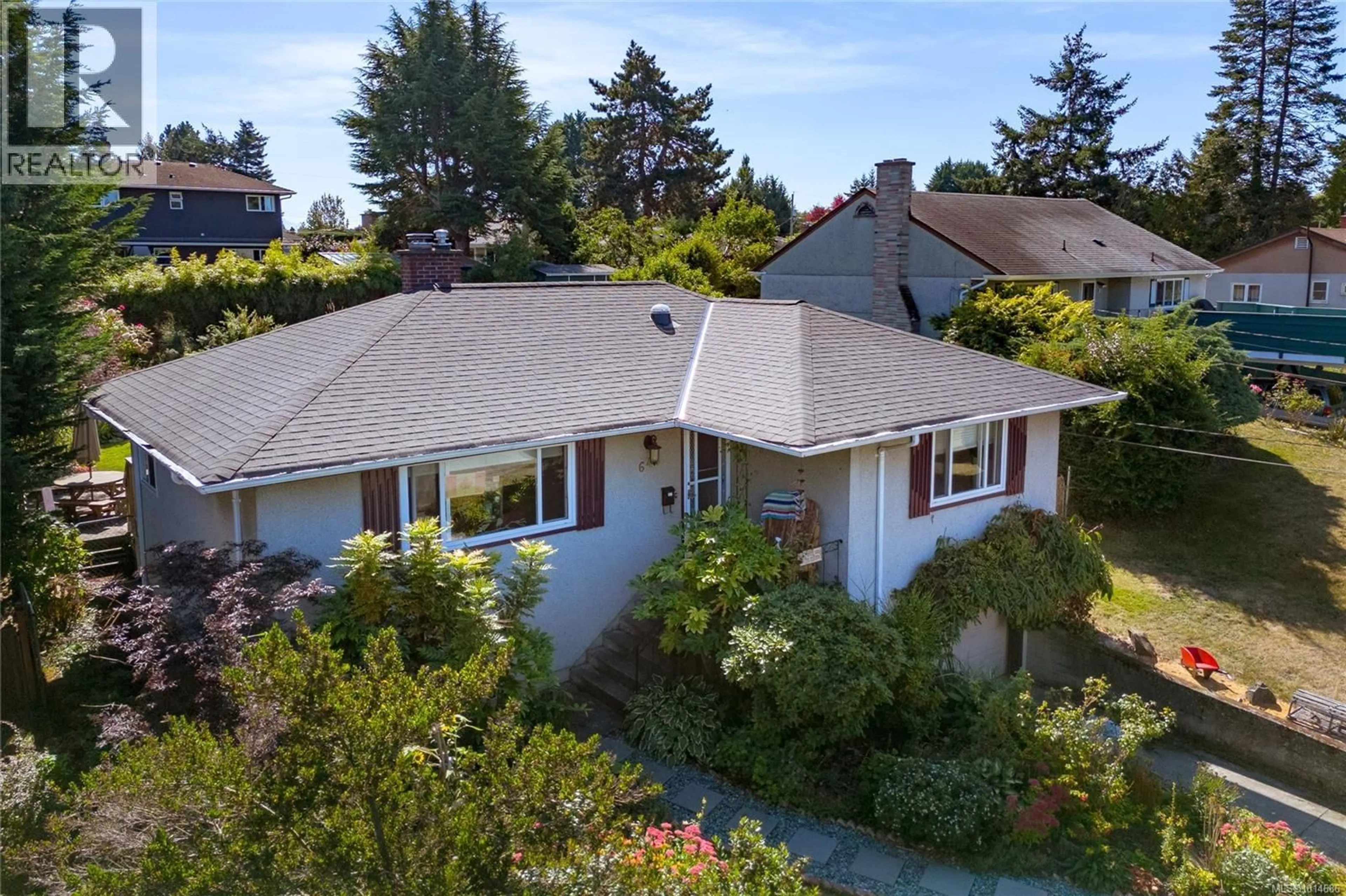 A pic from outside/outdoor area/front of a property/back of a property/a pic from drone, street for 645 BAKER STREET, Saanich British Columbia V8Z2H8