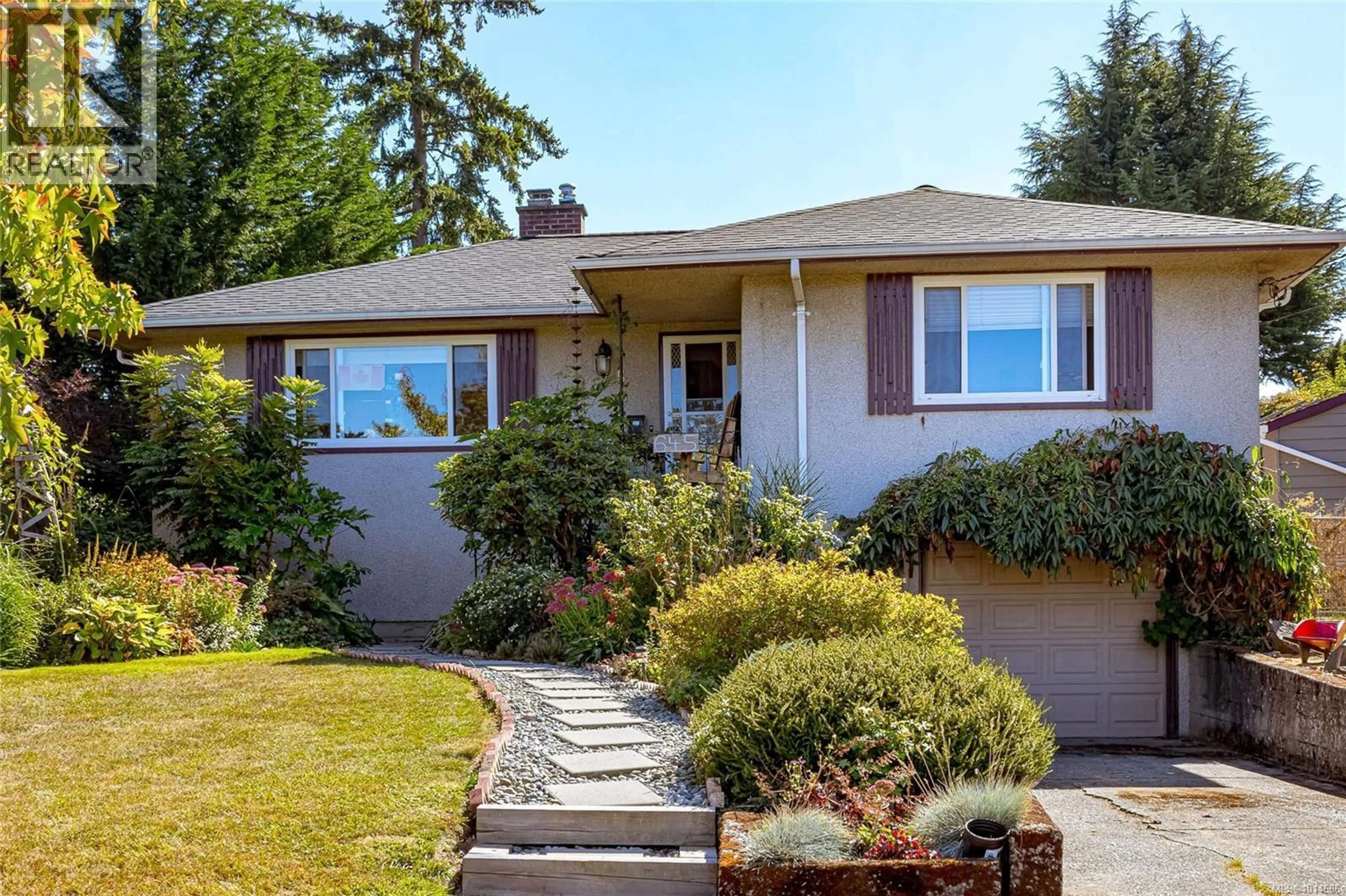 Home with vinyl exterior material, street for 645 BAKER STREET, Saanich British Columbia V8Z2H8