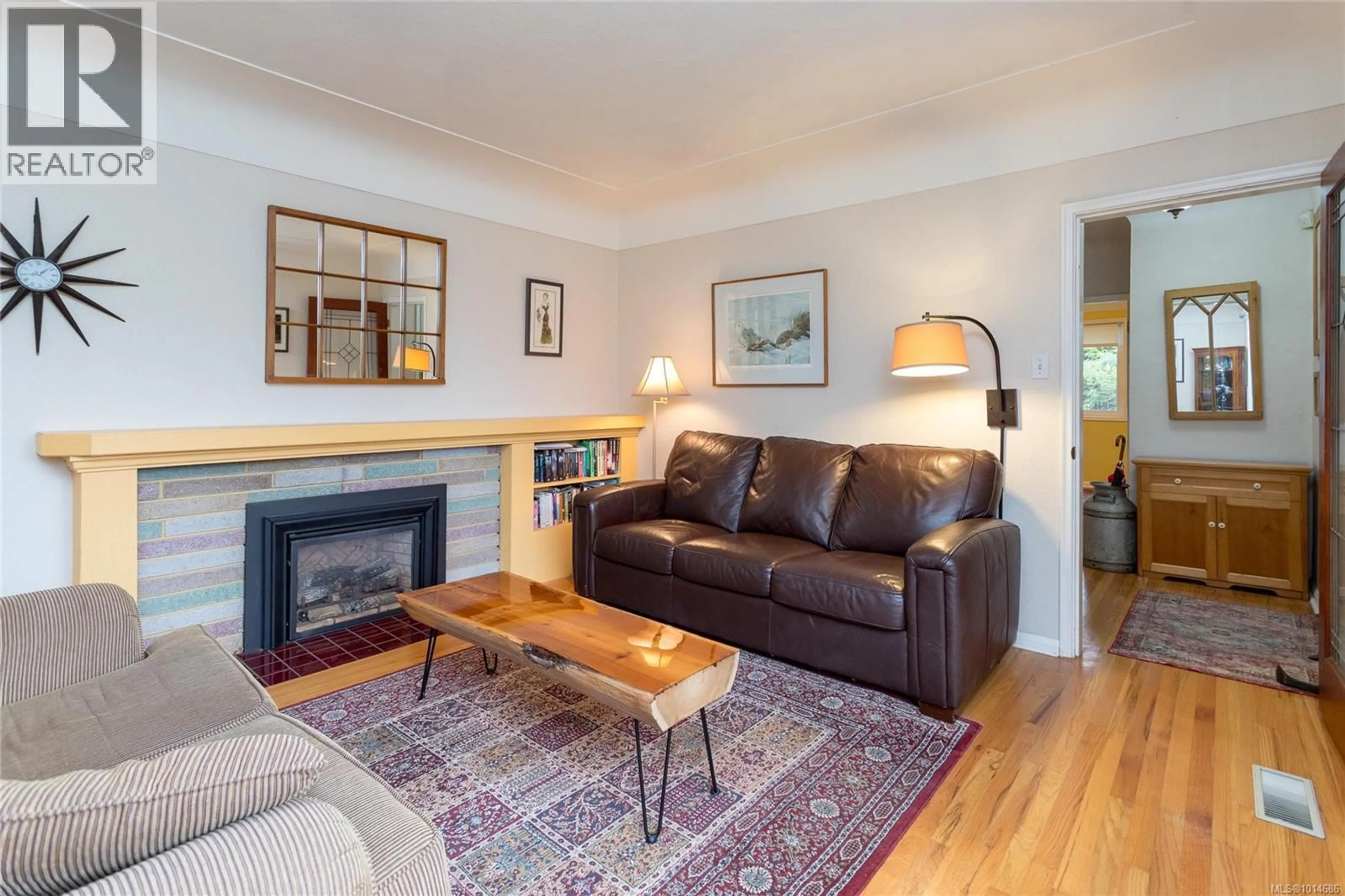 Living room with furniture, wood/laminate floor for 645 BAKER STREET, Saanich British Columbia V8Z2H8